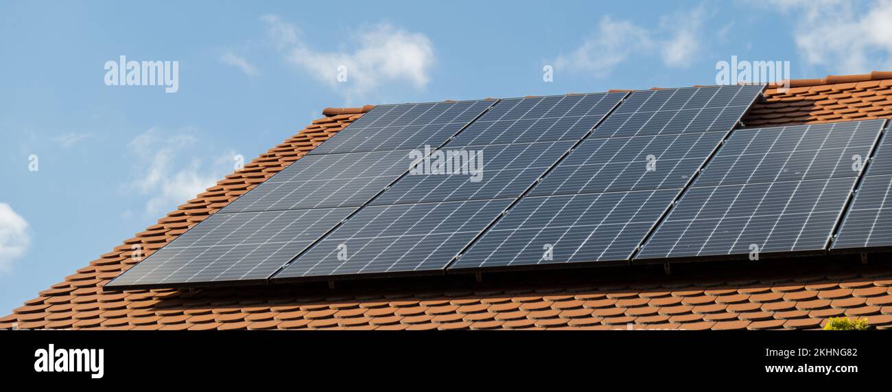 Neues ecologic Haus mit Sonnenkollektoren Alternative zu konventioneller Energie. Die Batterie wird von einer Solarzelle geladen Werbung Grüne Energie Nachhaltiges Leben Erneuerbare alternative Energie Stockfoto