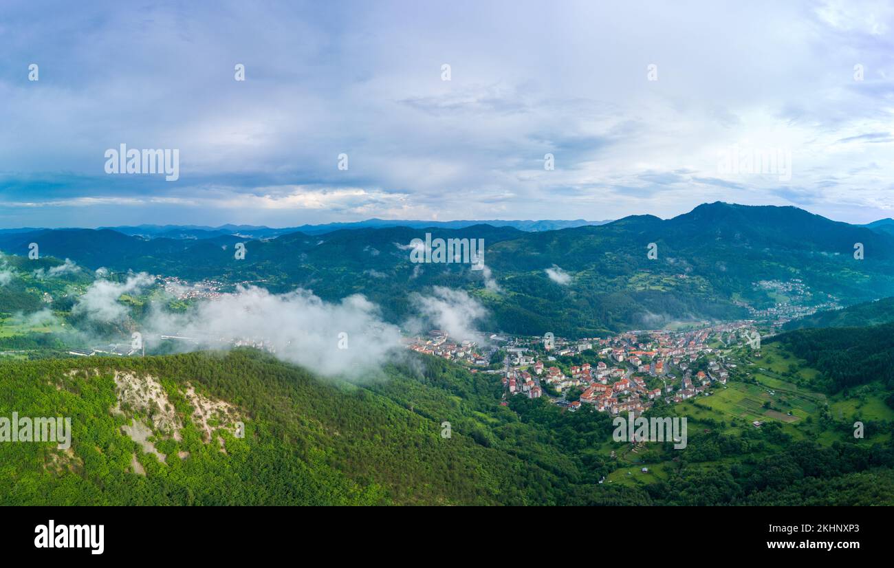 Bulgarische Stadt Smolyan mit See, Vegetation und Wolken. Rhodopen. Panorama, Draufsicht Stockfoto