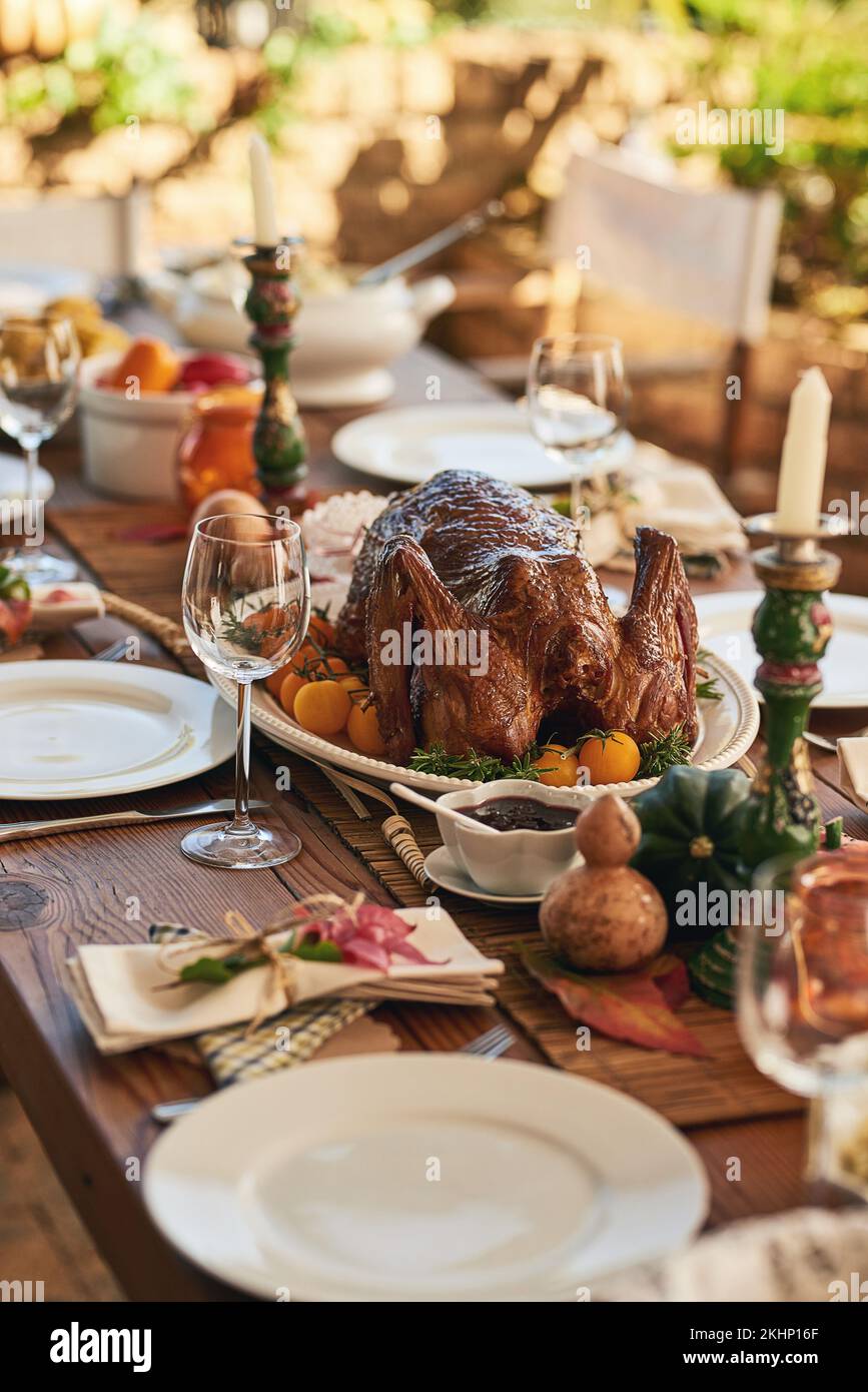Thanksgiving, Essen und truthahntisch für Dankbarkeit, Dankbarkeit und Weihnachtsessen draußen. Braten, Urlaub und festliches Essen im Freien mit Stockfoto