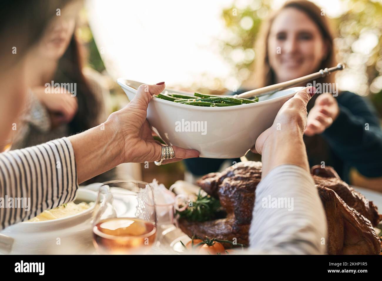 Familienhände, Thanksgiving-Essen und Salat aus grünen Bohnen bei Feiertagsfeiern, geselliges Mittag- oder Abendessen im Haus, zu Hause oder im Restaurant. Zoomen Stockfoto