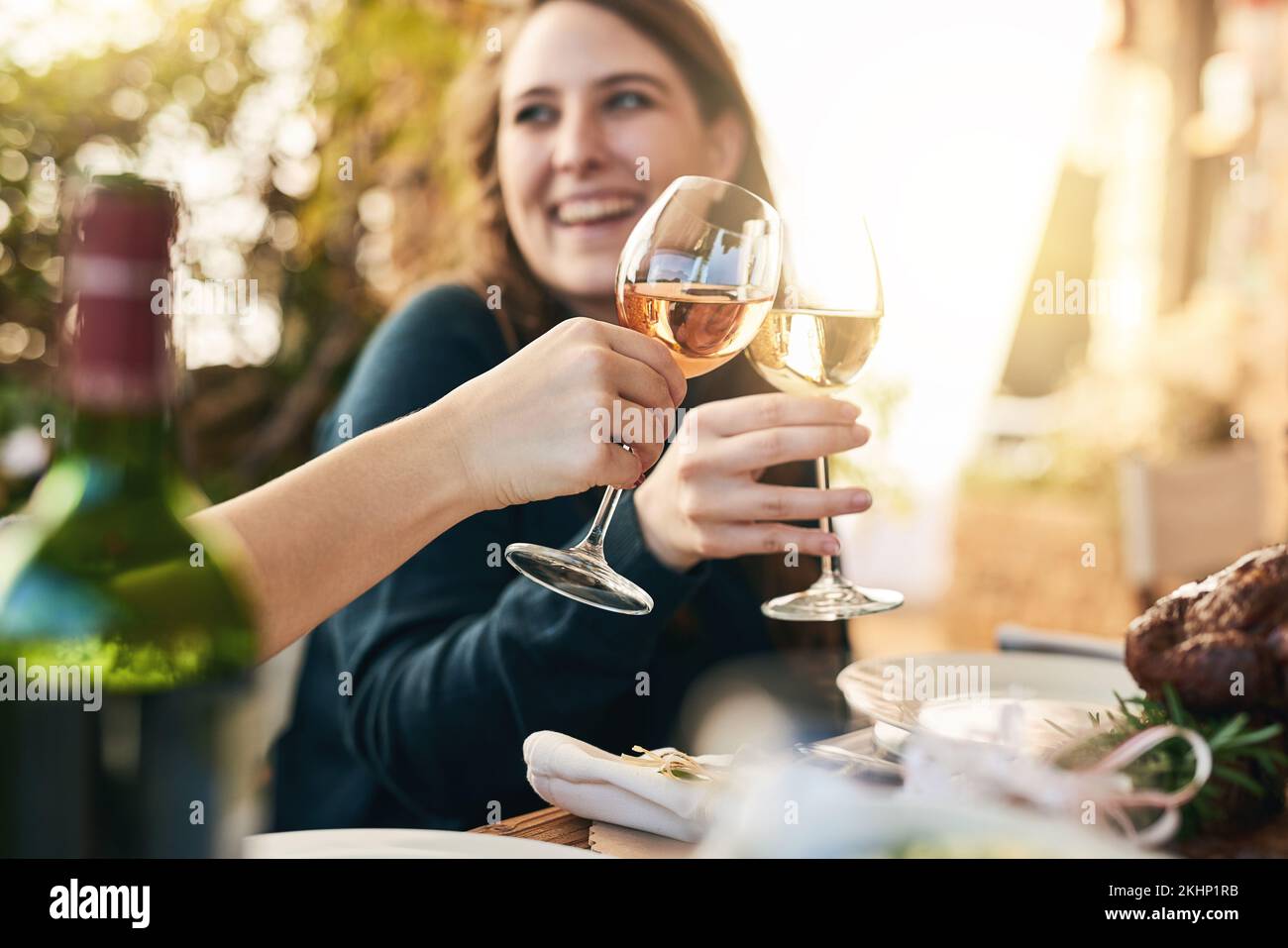 Wein, Jubel und Freunde mit einem Weinglas zum Anstoßen auf eine Party, Veranstaltung oder Feier in der Natur. Glück, Urlaub und Leute mit einem Glas Luxus Stockfoto