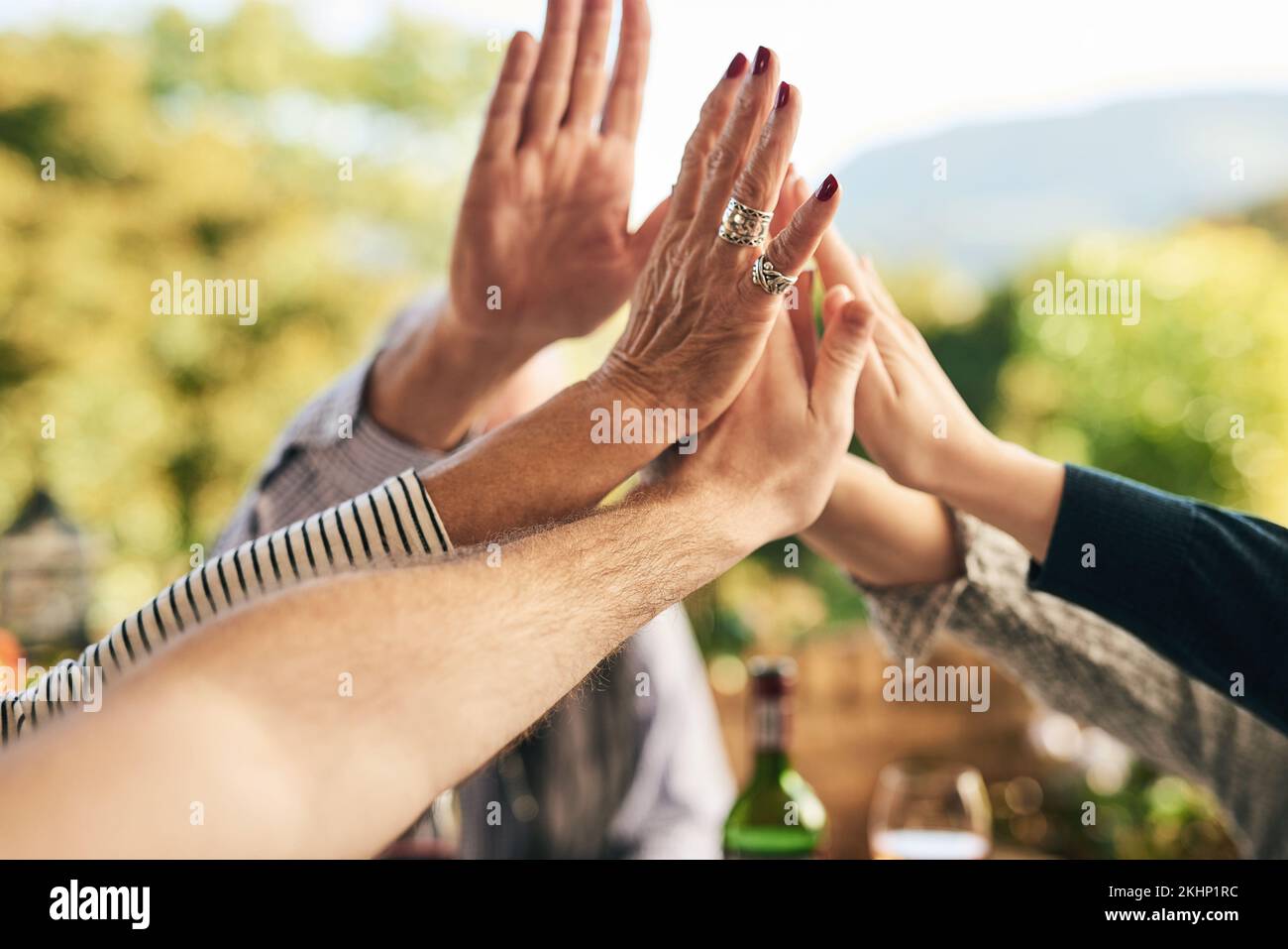 Hände zusammen, High Five und Unterstützung von Familie, Freunden oder Menschen im Gebet, Motivation und Einheit in einem Sommergarten. Männer und Frauen im Freien bis Stockfoto