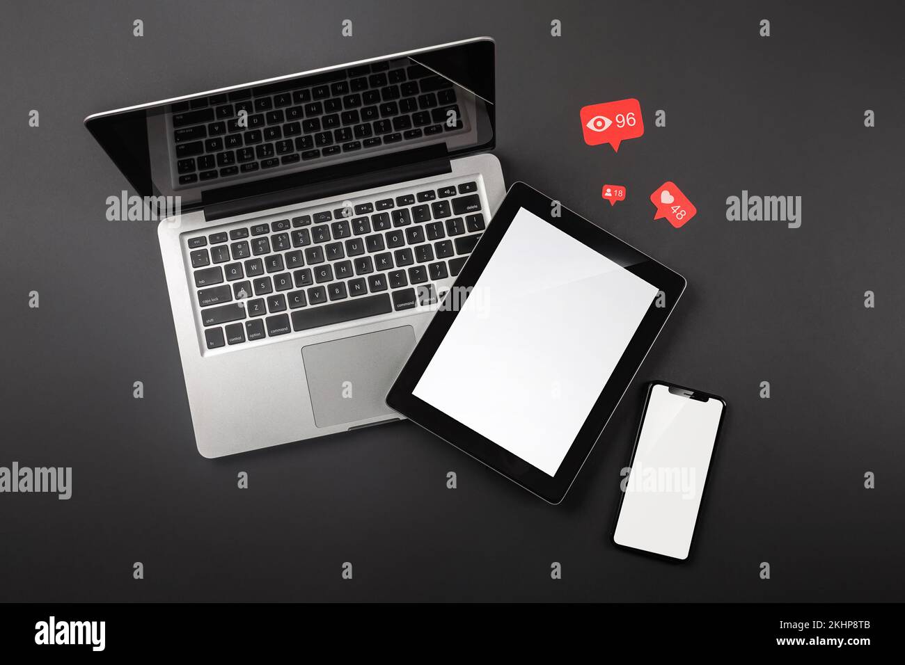 Ein Notebook auf einem schwarzen Desktop mit einer Tasse Kaffee, einem Telefon und einem wi-Fi-Schild, arbeiten Sie in sozialen Netzwerken. Draufsicht. Hochwertiges Foto Stockfoto
