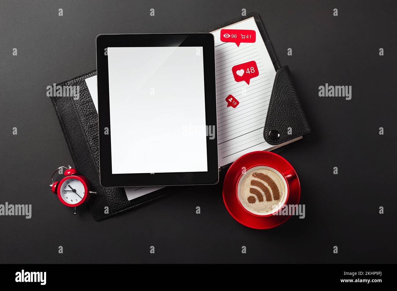 Tablet und Notebook mit Platz für Notizen und eine Tasse Kaffee mit Wi-Fi-Hotspot auf dem Desktop. Blick von oben. Hochwertiges Foto Stockfoto