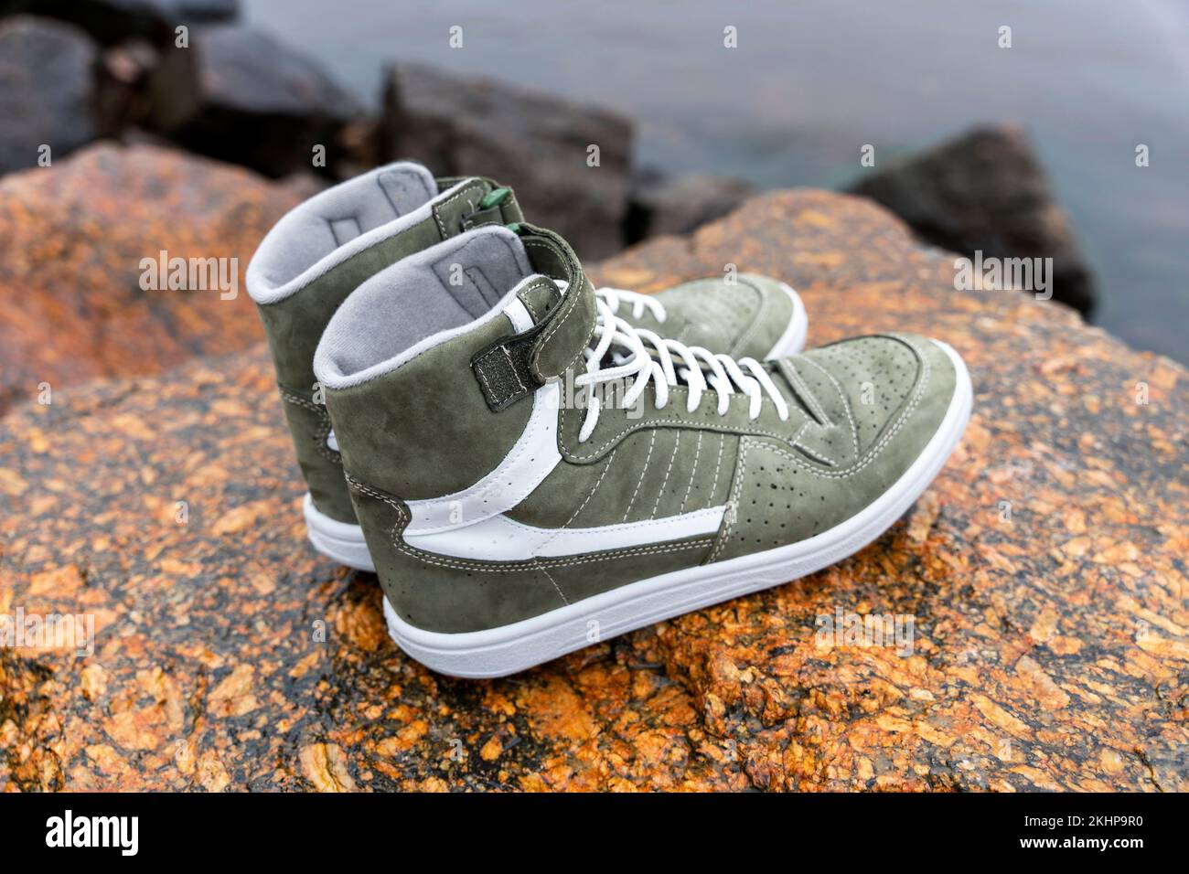 Neue modische High Youth Sneaker auf Steinhintergrund Stockfoto