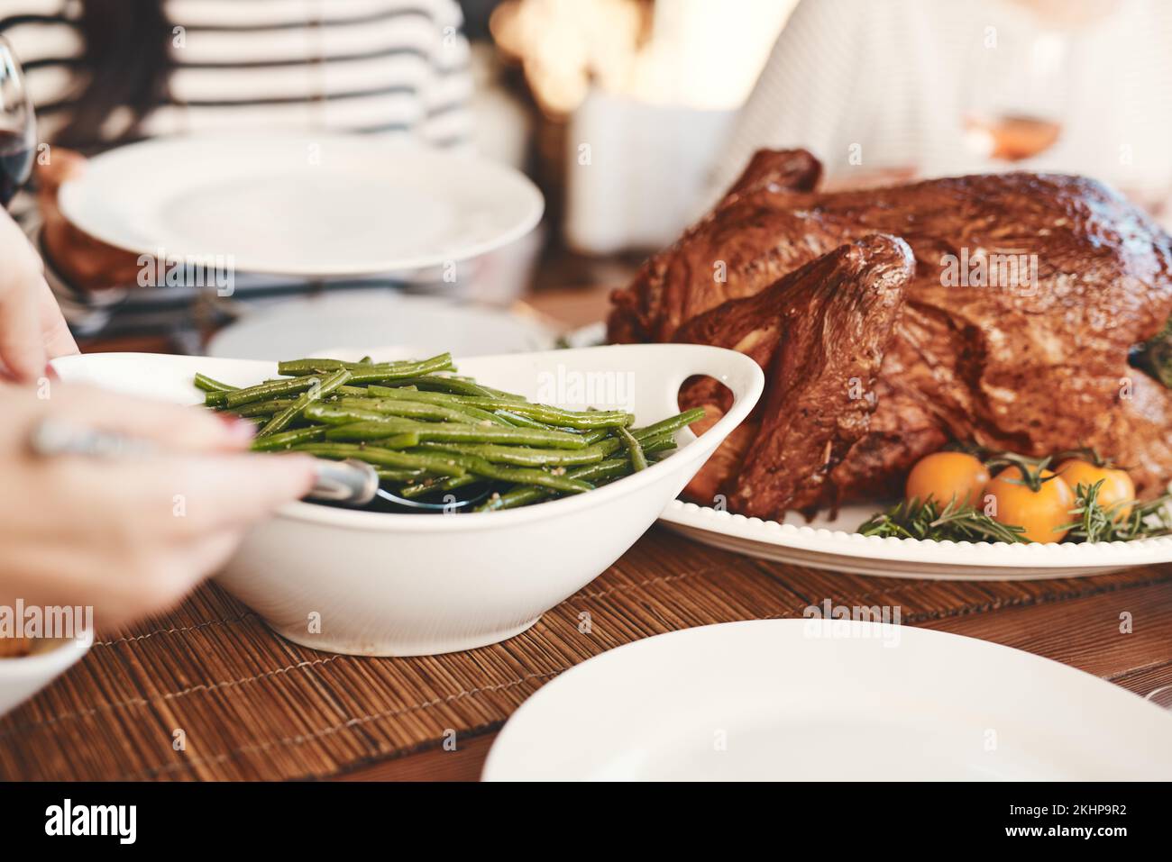 Hände, Thanksgiving truthahn oder grüne Bohnen Essen auf dem Esstisch bei Feiertagsfeiern, gesellschaftlichen Versammlungen oder Mittagspartys. Zoom, Mahlzeit oder festlich Stockfoto