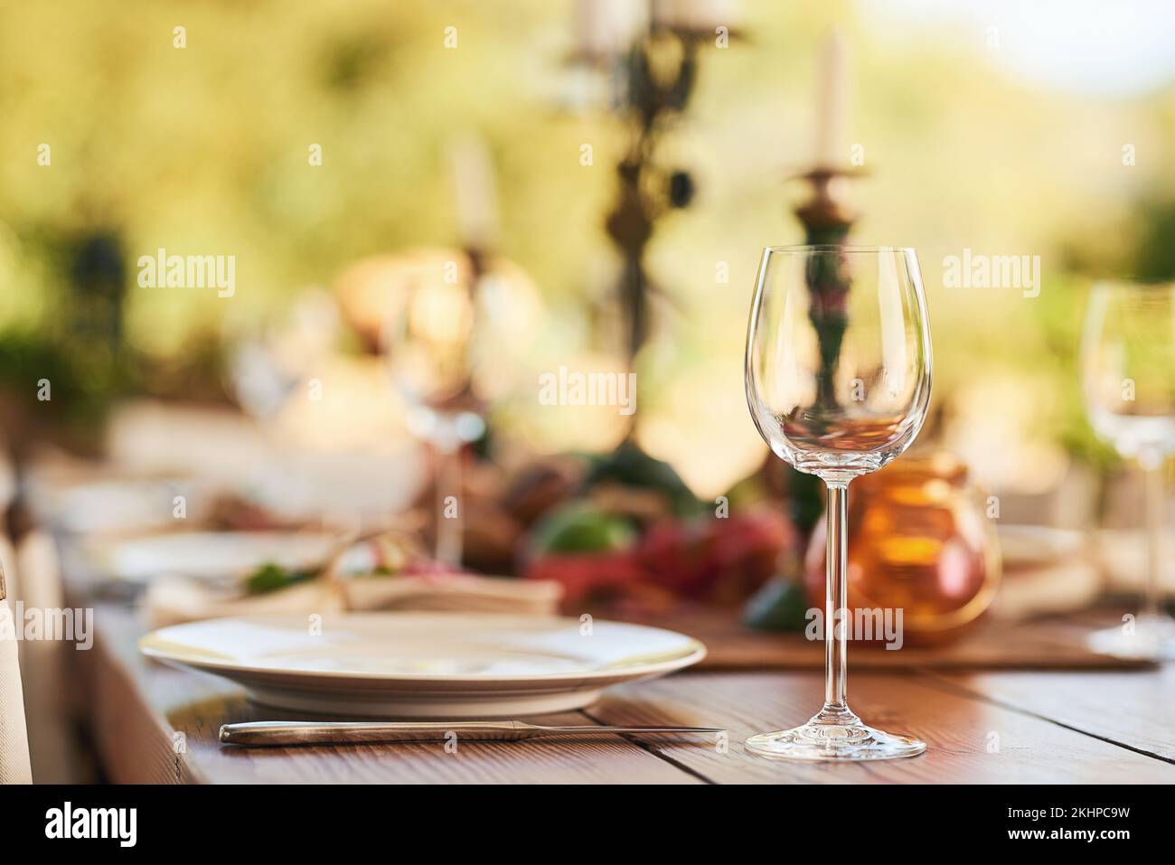 Restaurant, Weinglas und Tisch für Abendessen, Party oder Thanksgiving-Feier mit Luxus, Weingut und Gastgewerbe, Terrasse, Teller und draußen Stockfoto