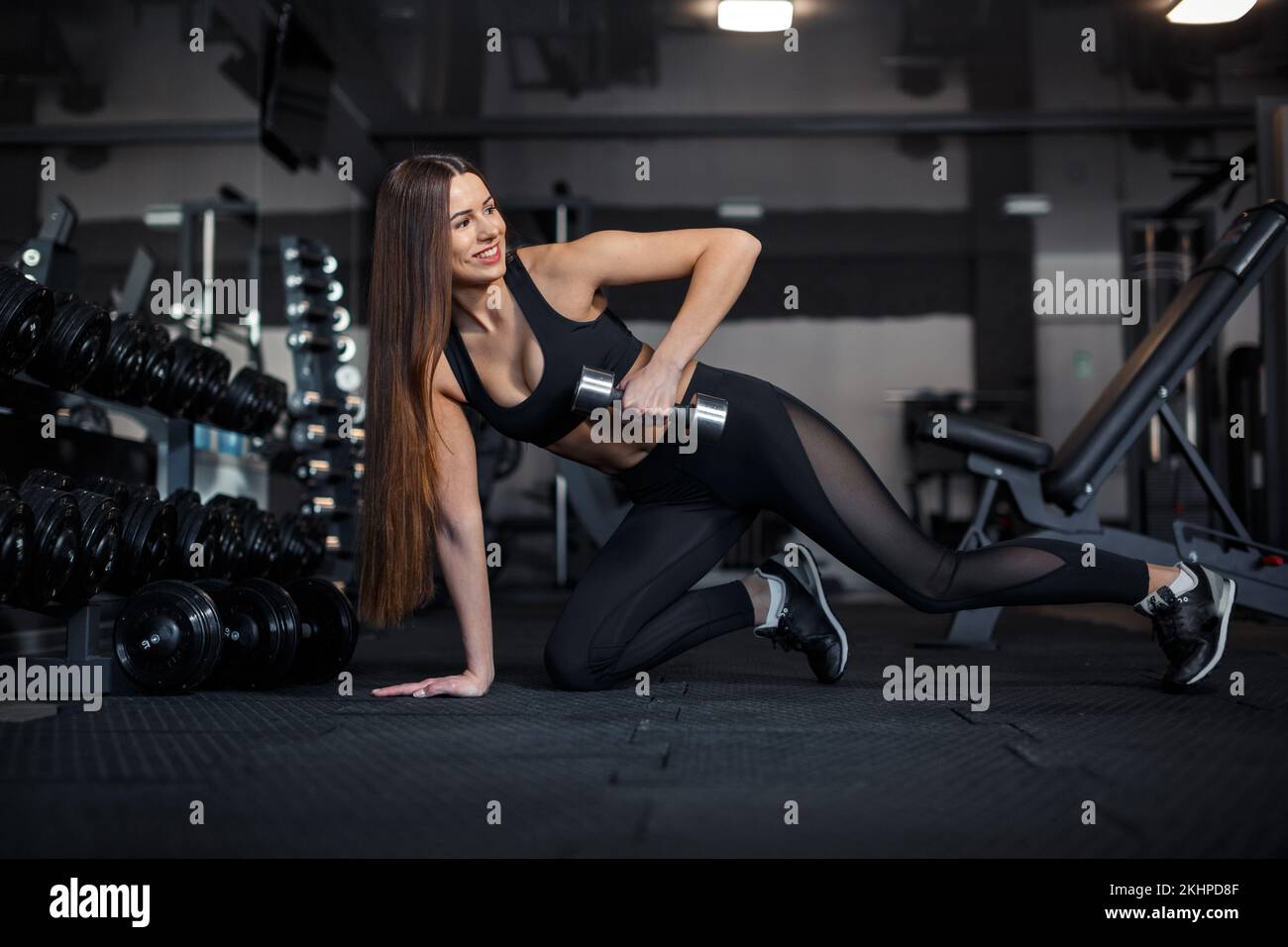 Fat girl standing in gym -Fotos und -Bildmaterial in hoher Auflösung – Alamy