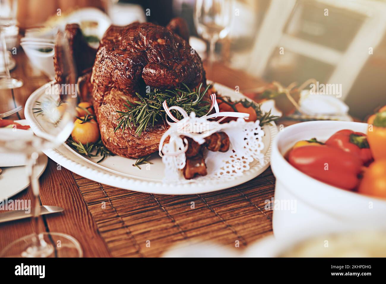 Thanksgiving, Speisen und Bratfleisch zum Abendessen auf einem Esstisch auf einer Party, Feier oder Veranstaltung. Weihnachten, Hühnchen und Luxusmahlzeit oder Festmahl in einem Stockfoto