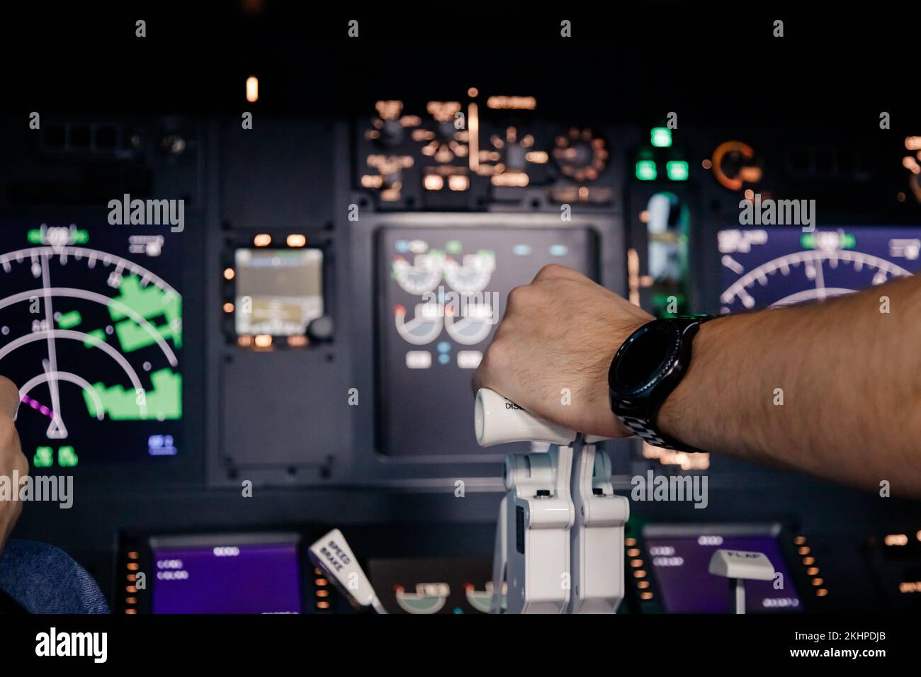 Flugzeugkapitän im Cockpit-Kommando startet mit dem Flugzeug, drosselender Triebwerkhebel Stockfoto