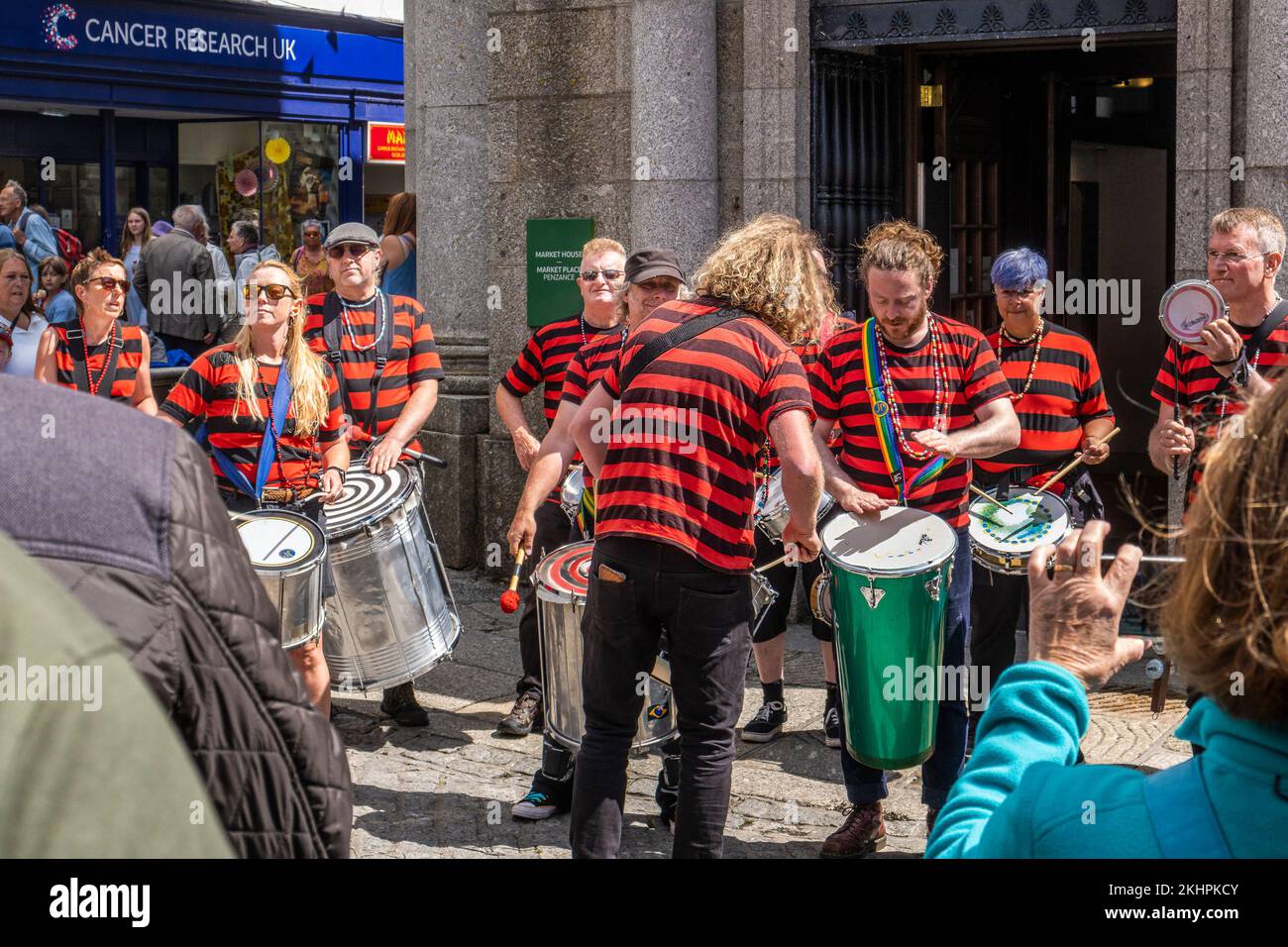 DakaDoum, die Afro/Brasilianische Percussion Band, tritt im Stadtzentrum von Penzance auf, bei der farbenfrohen Mazey Day Prozession in Cornwall in England in Großbritannien. Stockfoto