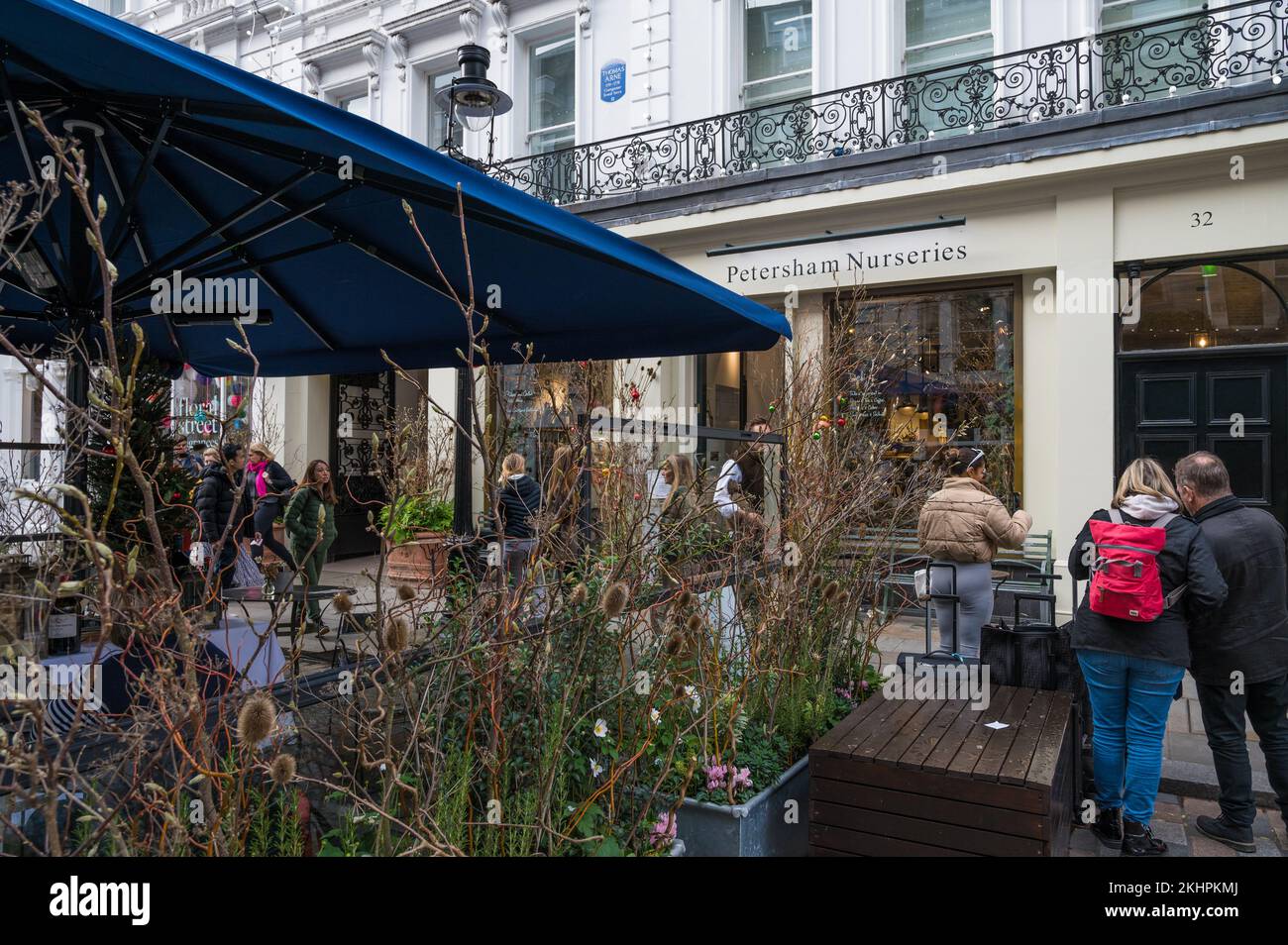 Überdachter Speisebereich vor dem Petersham Nurseries Delicatessen und Cellar auf King Street, Covent Garden, London, England, Großbritannien Stockfoto
