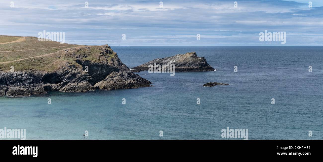 Die felsige Insel namens Chick off Kelsey Head an der Küste nahe Newquay in Cornwall im Vereinigten Königreich. Stockfoto