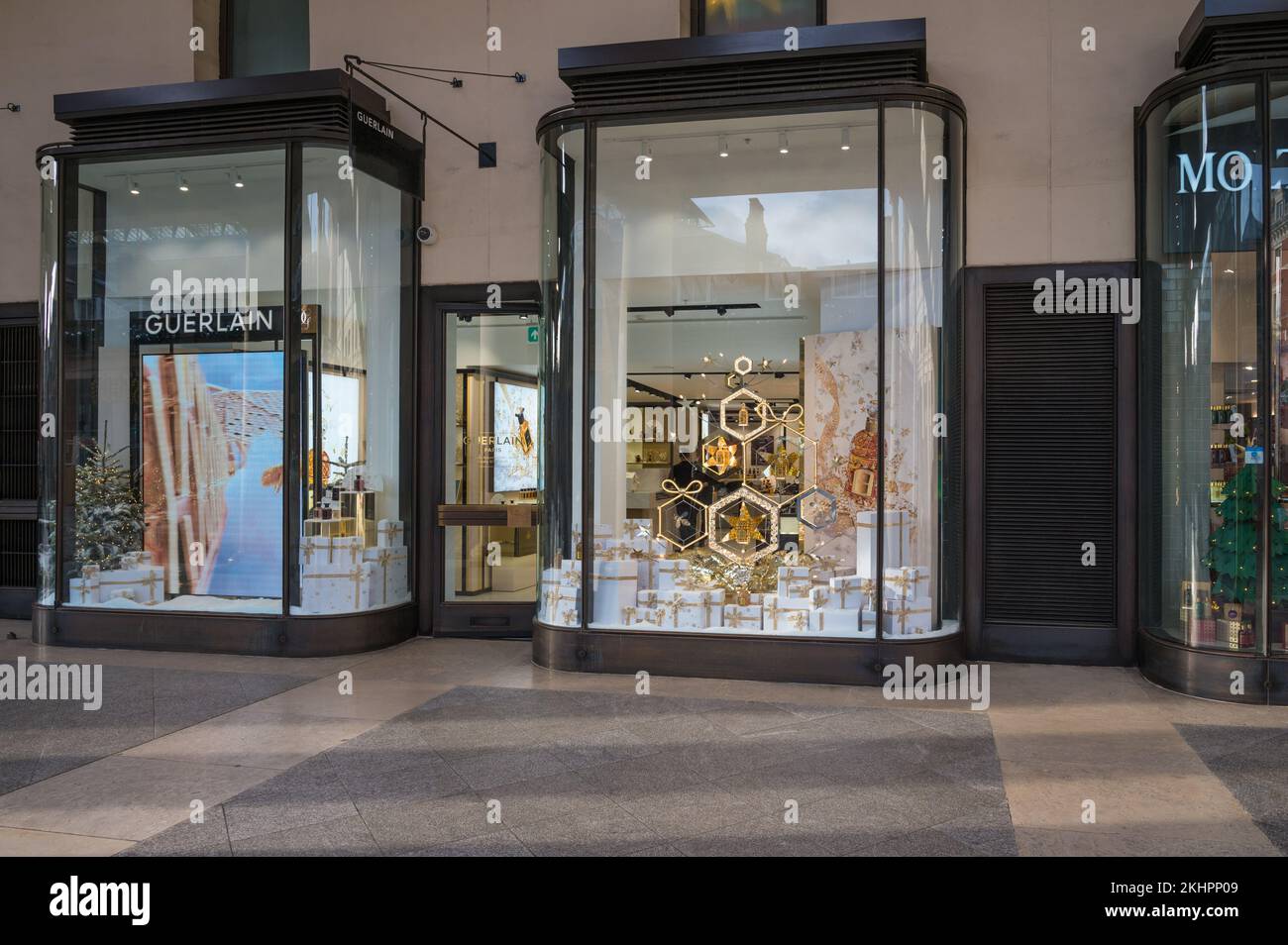 Weihnachtsdekoration im Guerlain Pop-up-Kosmetikgeschäft auf der Piazza, Covent Garden, London, England, Großbritannien Stockfoto