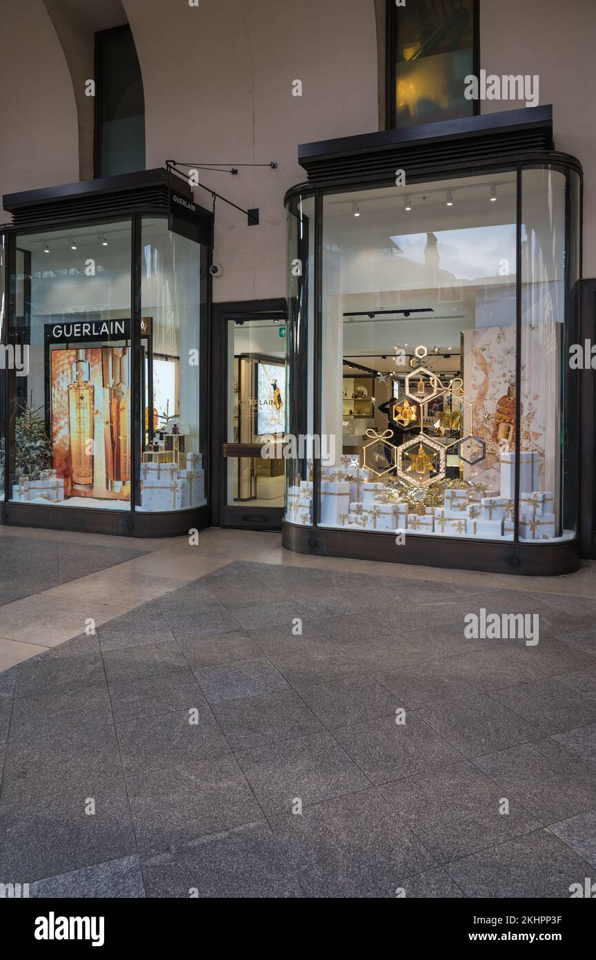Weihnachtsdekoration im Guerlain Pop-up-Kosmetikgeschäft auf der Piazza, Covent Garden, London, England, Großbritannien Stockfoto