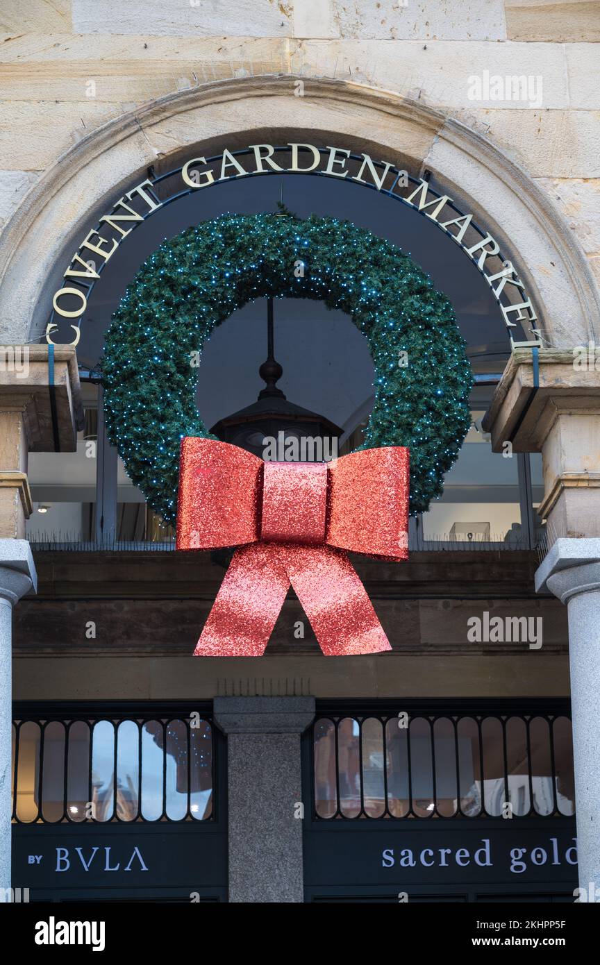 Weihnachtlicher Kranz und Bogen über einem Eingang zur North Hall, Covent Garden, London, England, Großbritannien Stockfoto