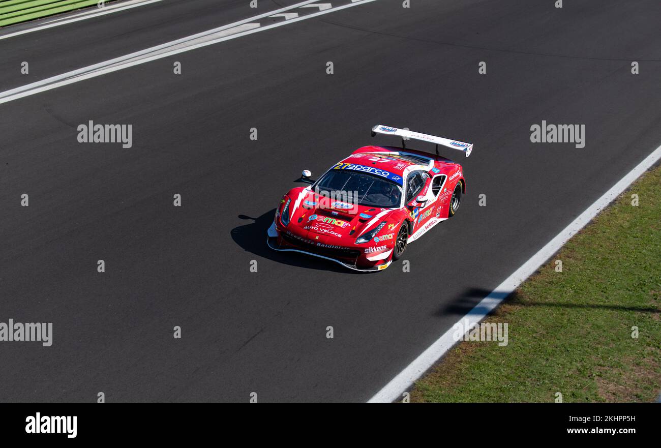 Supercar-Rennen auf der Rennstrecke, hohe Sicht, Kopierraum auf schwarzem Asphalt, Ferrari 488 GT3. Vallelunga, Italien, 17-18 2022. september, Rennwochenende Stockfoto