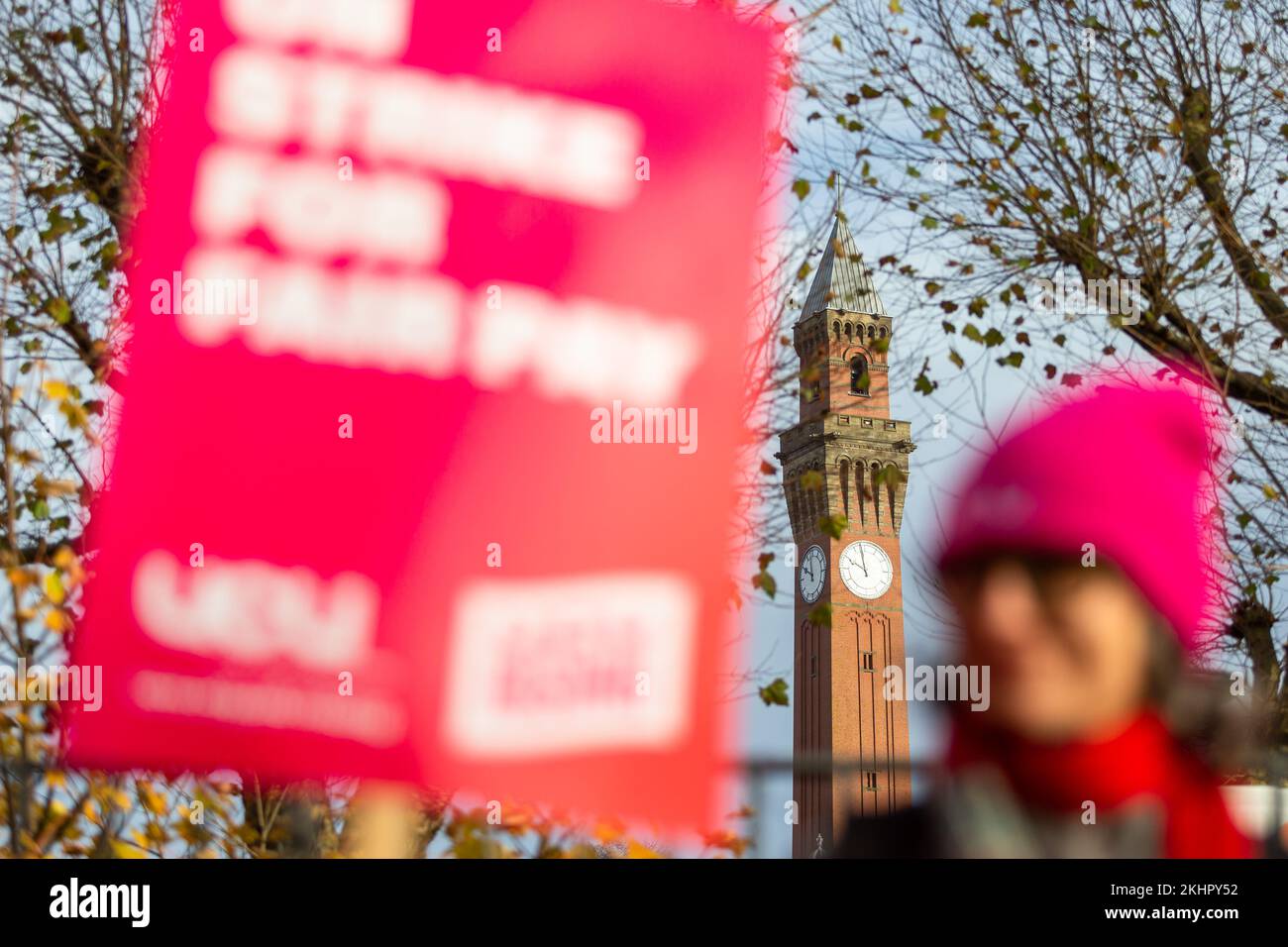 Birmingham, Großbritannien. 24.. November 2022. Die Mitarbeiter der University of Birmingham nehmen zusammen mit 70.000 weiteren Mitgliedern der University and College Union (UCU) an einer landesweiten Besichtigung der Gehälter, Bedingungen und Pensionen Teil. "Unser Streit ist mit der Universität und nicht unbedingt mit der Regierung. Die University of Birmingham verfügt über reichlich Geld, ist aber nicht bereit, das Lohngefälle zwischen dem niedrigsten und dem höchsten Gehalt zu schließen.“ Ein Sprecher kommentierte das. Der Streik könnte sich auf 2,5m Schüler im Land auswirken. Kredit: Peter Lopeman/Alamy Live News Stockfoto