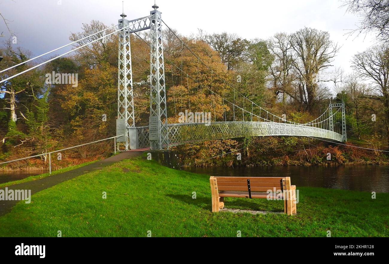 Ein 2022-Grad-Blick auf Penkiln Suspension Bridge, Minnigaff (Dumfries und Galloway, Schottland), auch bekannt als King George V Suspension Bridge, Newton Stewart D & G. Minnigaff. Erbaut 1911 von D H und F Reid, Victoria Works, Ayr, Ingenieure. Eine leichte Gittertraverse, die von Drahtseilseilen durch Stahlstangenhalter gestützt wird. Die Pylonen sind auch aus Gittern gebaut. Der Fluss bildet die Grenze zwischen den Gemeinden Minnigaff und Penninghame. Es wurde in den 22/6/1911 errichtet und ist aus Guss und Schmiedeeisen gebaut. Größere strukturelle Reparaturen 1982 von Craich und Hogg, Ingenieuren, W & J Barr Vertragspartnern Stockfoto