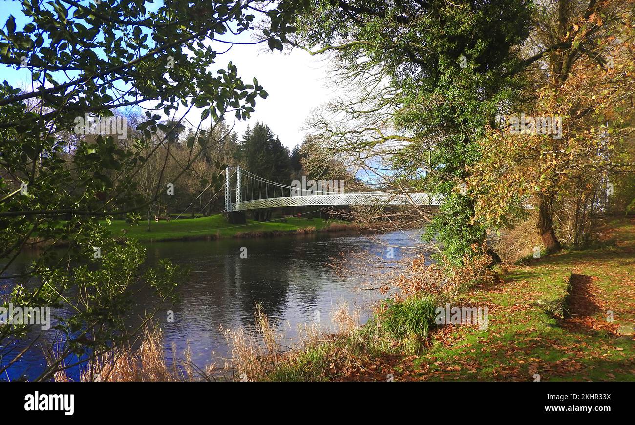 Ein 2022-Grad-Blick auf Penkiln Suspension Bridge, Minnigaff (Dumfries und Galloway, Schottland), auch bekannt als King George V Suspension Bridge, Newton Stewart D & G. Minnigaff. Erbaut 1911 von D H und F Reid, Victoria Works, Ayr, Ingenieure. Eine leichte Gittertraverse, die von Drahtseilseilen durch Stahlstangenhalter gestützt wird. Die Pylonen sind auch aus Gittern gebaut. Der Fluss bildet die Grenze zwischen den Gemeinden Minnigaff und Penninghame. Es wurde in den 22/6/1911 errichtet und ist aus Guss und Schmiedeeisen gebaut. Größere strukturelle Reparaturen 1982 von Craich und Hogg, Ingenieuren, W & J Barr Vertragspartnern Stockfoto