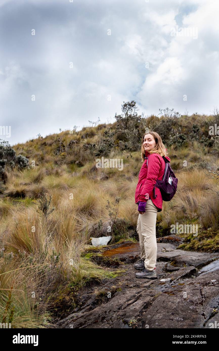 Vertikales Ganzkörperfoto einer Wanderer im Cajas-Nationalpark im Hochland von Ecuador, Cuenca und den tropischen Anden. Stockfoto