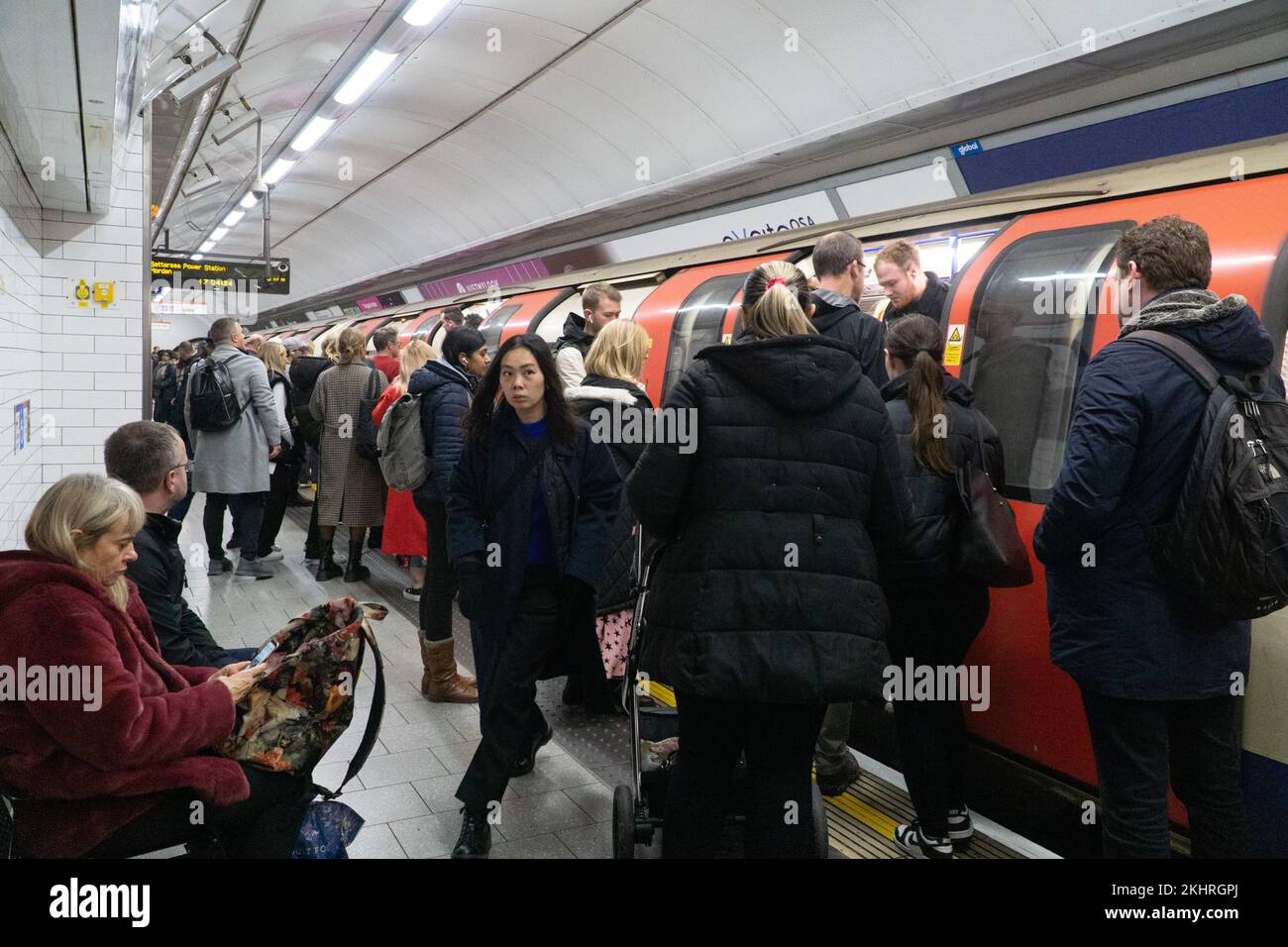 London, Großbritannien, 23. November 2022: Zu Beginn der abendlichen Hauptverkehrszeit reisen Büroangestellte und Einkäufer mit der Northern Line der Londoner U-Bahn von der Tottenham Court Road. Nur eine winzige Minderheit von Menschen tragen Gesichtsmasken, um die Ausbreitung von Erkältungen, Grippe und Coronavirus zu verhindern. Anna Watson/Alamy Live News Stockfoto