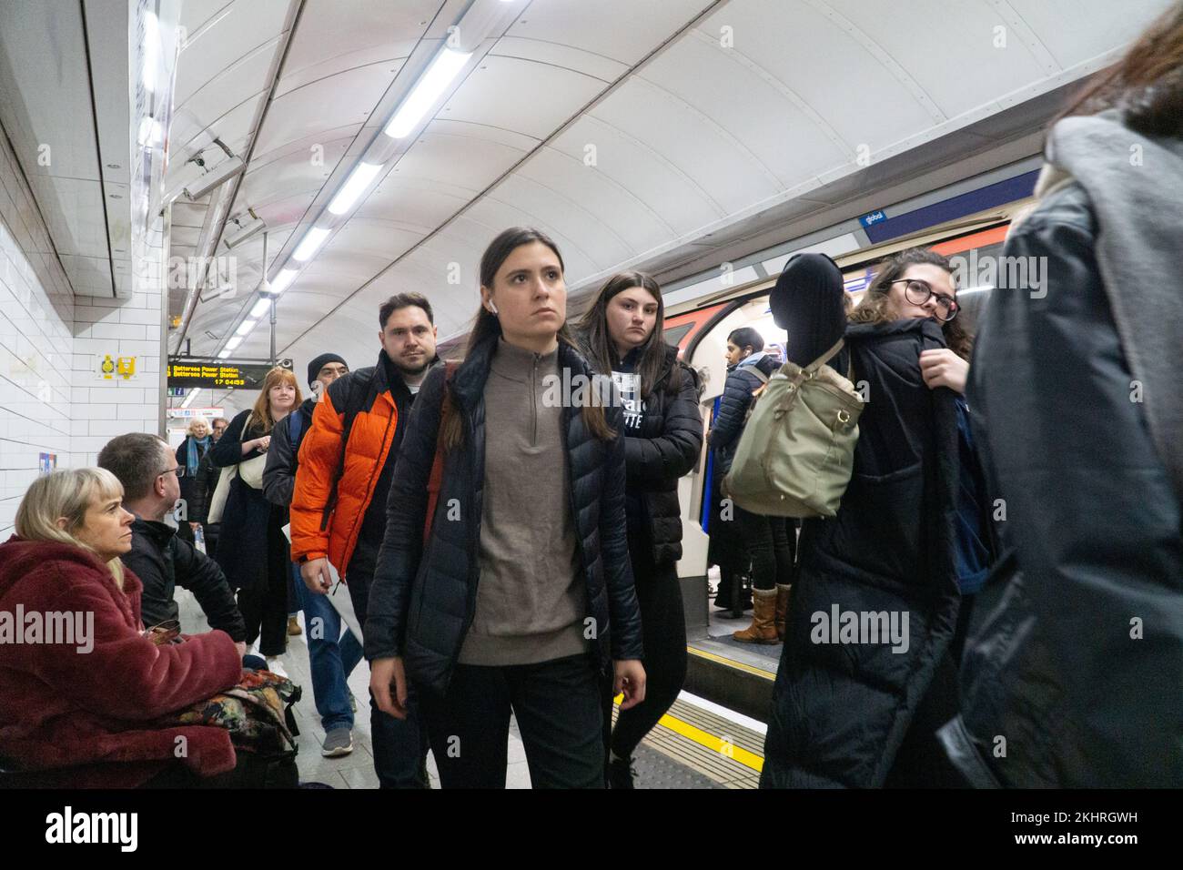 London, Großbritannien, 23. November 2022: Zu Beginn der abendlichen Hauptverkehrszeit reisen Büroangestellte und Einkäufer mit der Northern Line der Londoner U-Bahn von der Tottenham Court Road. Nur eine winzige Minderheit von Menschen tragen Gesichtsmasken, um die Ausbreitung von Erkältungen, Grippe und Coronavirus zu verhindern. Anna Watson/Alamy Live News Stockfoto