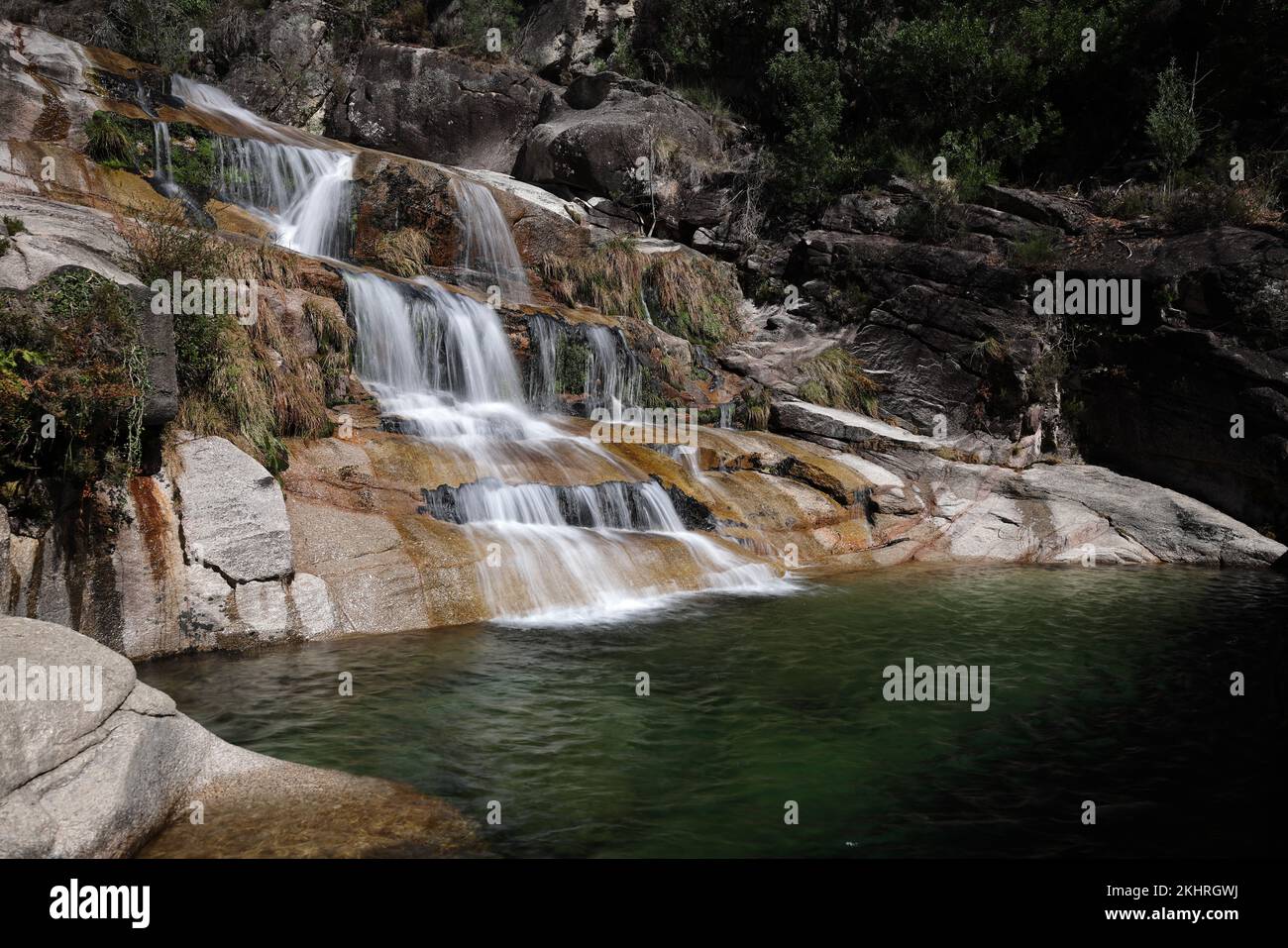 Blick auf die Cascata Fecha de Barjas Wasserfälle im Peneda-Geres Nationalpark in Portugal Stockfoto