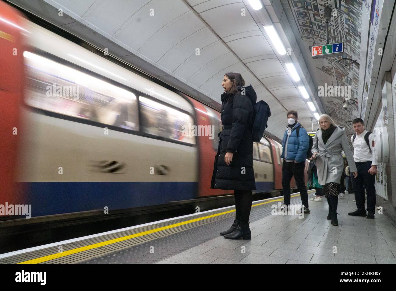 London, Großbritannien, 23. November 2022: Zu Beginn der abendlichen Hauptverkehrszeit reisen Büroangestellte und Einkäufer mit der Northern Line der Londoner U-Bahn von der Tottenham Court Road. Nur eine winzige Minderheit von Menschen tragen Gesichtsmasken, um die Ausbreitung von Erkältungen, Grippe und Coronavirus zu verhindern. Anna Watson/Alamy Live News Stockfoto