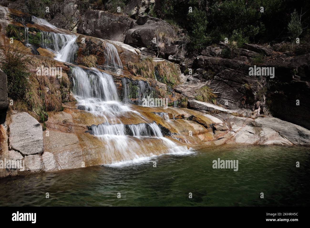 Blick auf die Cascata Fecha de Barjas Wasserfälle im Peneda-Geres Nationalpark in Portugal Stockfoto
