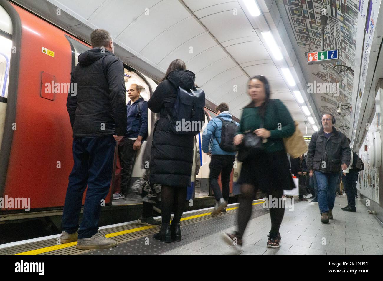 London, Großbritannien, 23. November 2022: Zu Beginn der abendlichen Hauptverkehrszeit reisen Büroangestellte und Einkäufer mit der Northern Line der Londoner U-Bahn von der Tottenham Court Road. Nur eine winzige Minderheit von Menschen tragen Gesichtsmasken, um die Ausbreitung von Erkältungen, Grippe und Coronavirus zu verhindern. Anna Watson/Alamy Live News Stockfoto