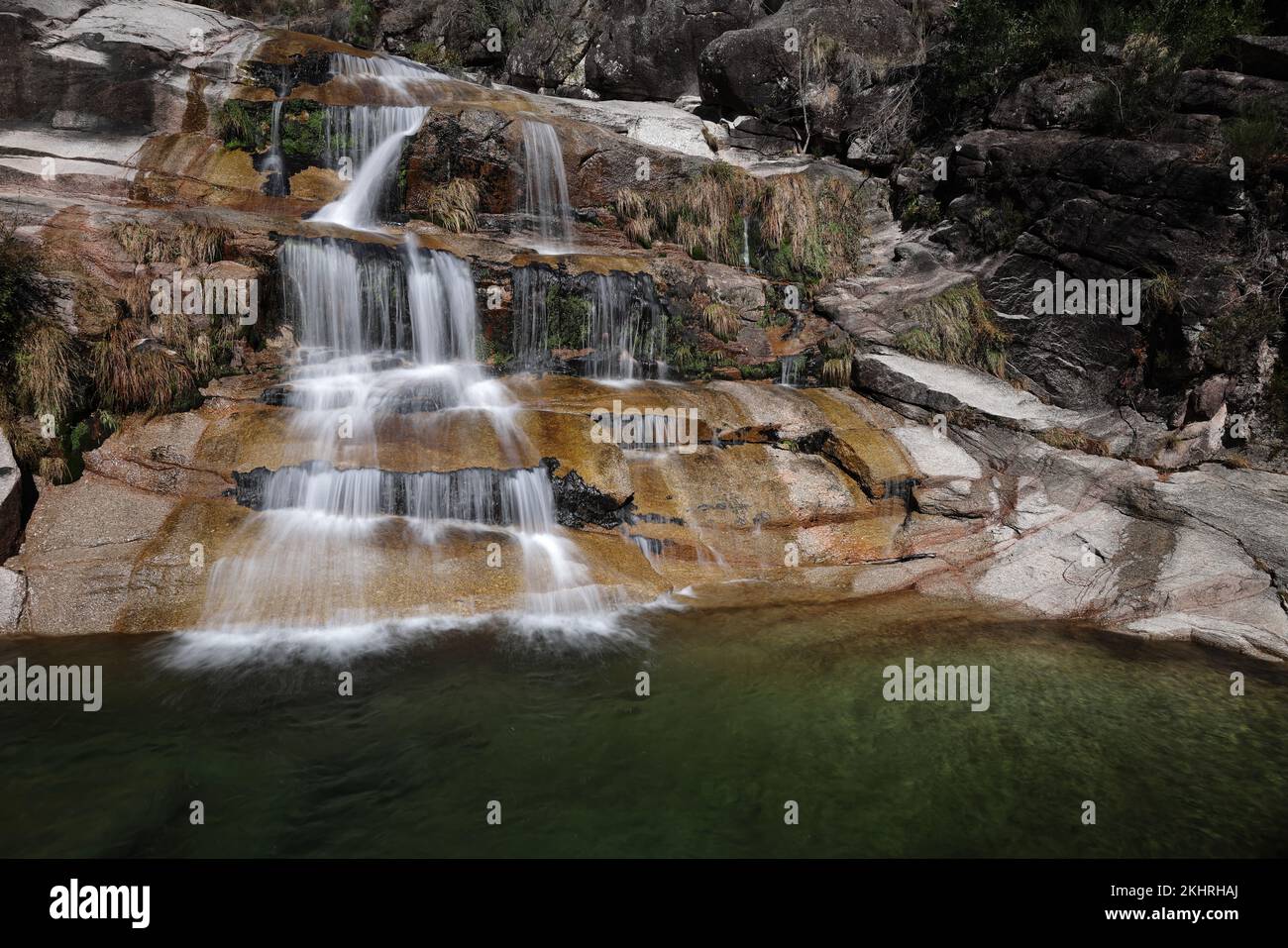 Blick auf die Cascata Fecha de Barjas Wasserfälle im Peneda-Geres Nationalpark in Portugal Stockfoto