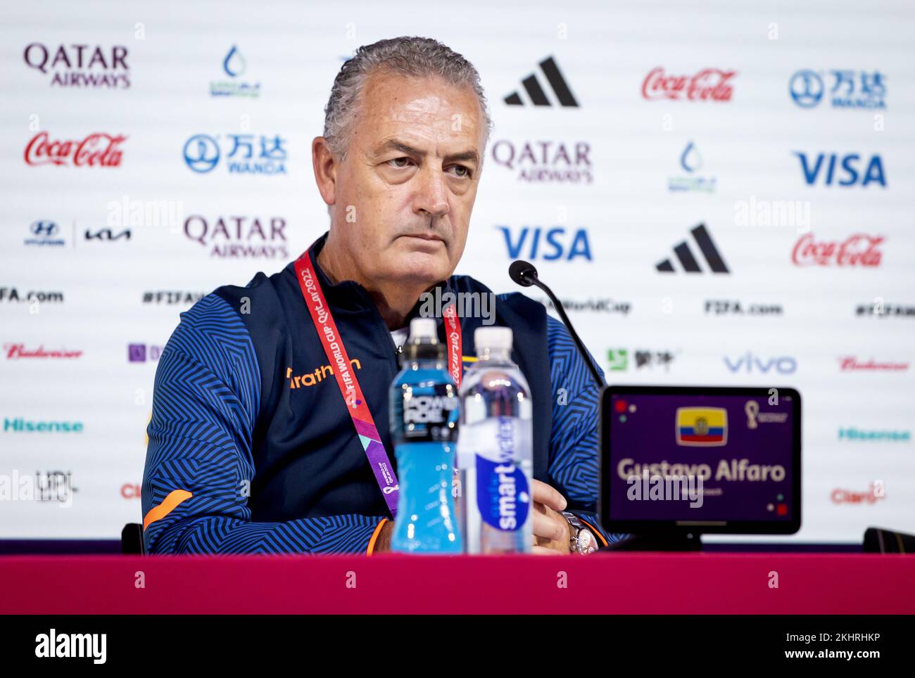 DOHA - Coach Gustavo Alfaro während der Ecuadors Pressekonferenz im Media Center am 24. November 2022 in Doha, Katar. Ecuador bereitet sich auf das WM-Spiel gegen die Niederlande vor. ANP KOEN VAN WEEL Stockfoto