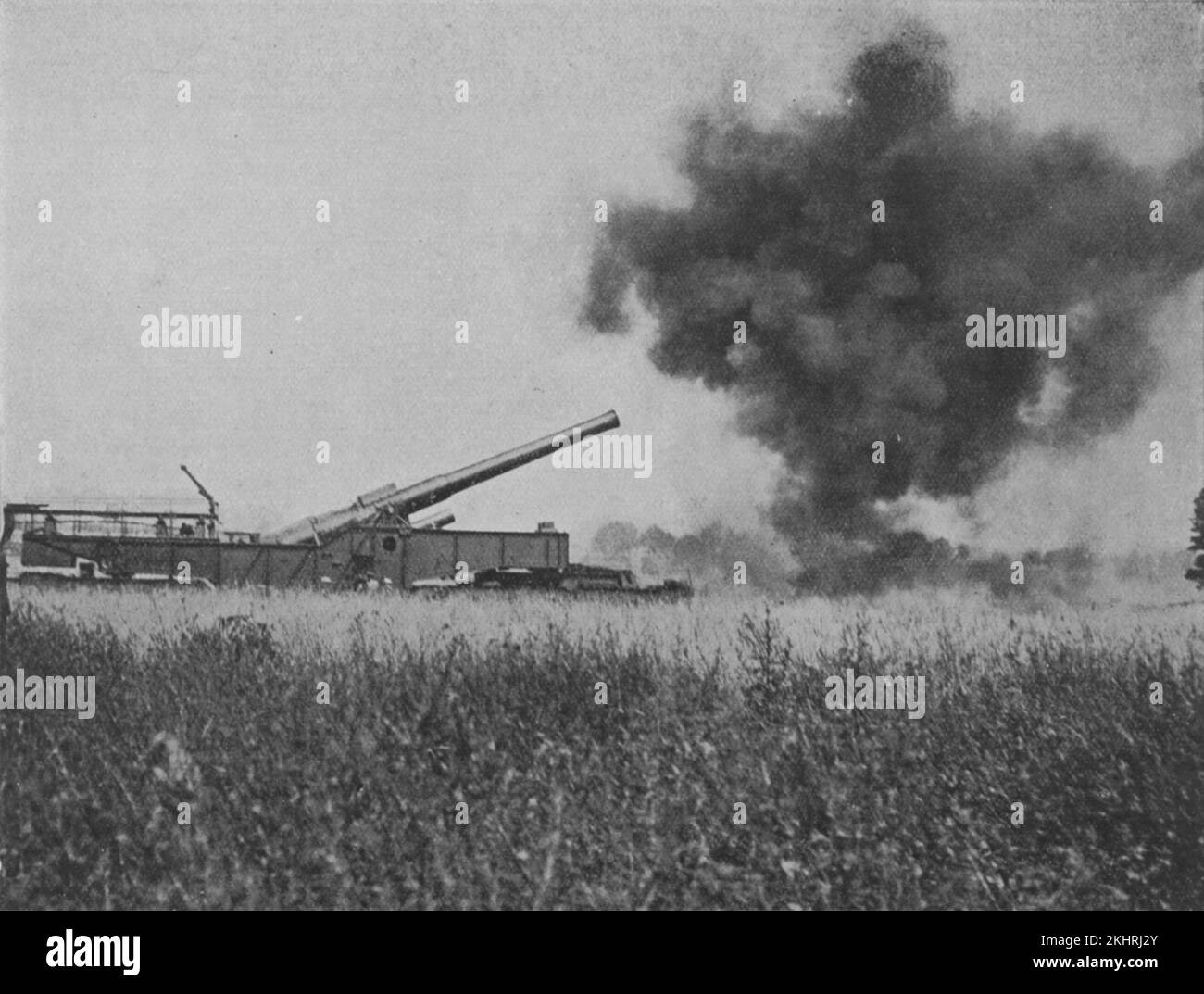 Ein Vintage-Foto einer deutschen Eisenbahn, die 38cm schwere Belagerungspistole 38 cm SK L/45 „Max“ oder Long Max während des Ersten Weltkriegs montiert hat. Stockfoto