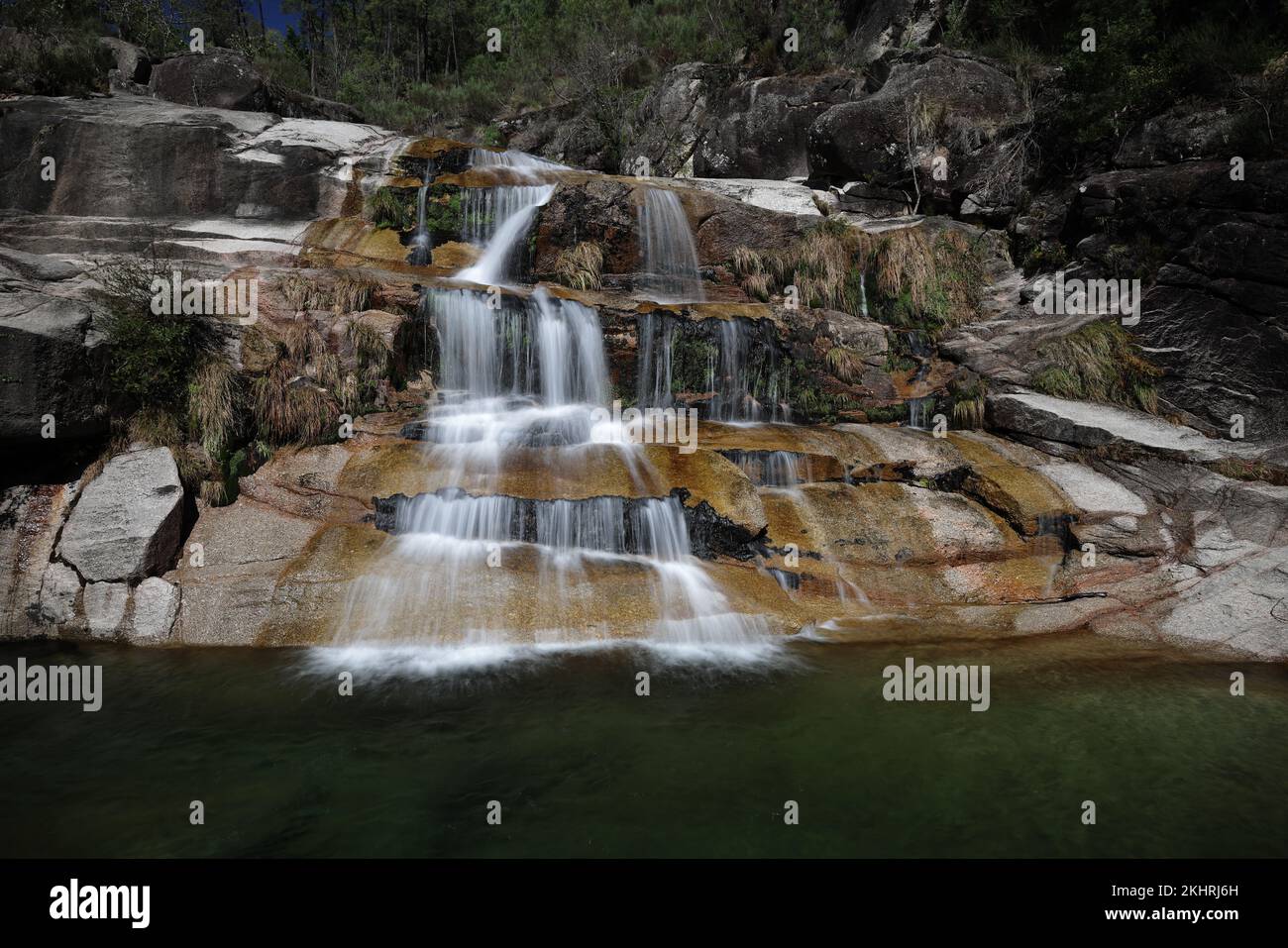 Blick auf die Cascata Fecha de Barjas Wasserfälle im Peneda-Geres Nationalpark in Portugal Stockfoto