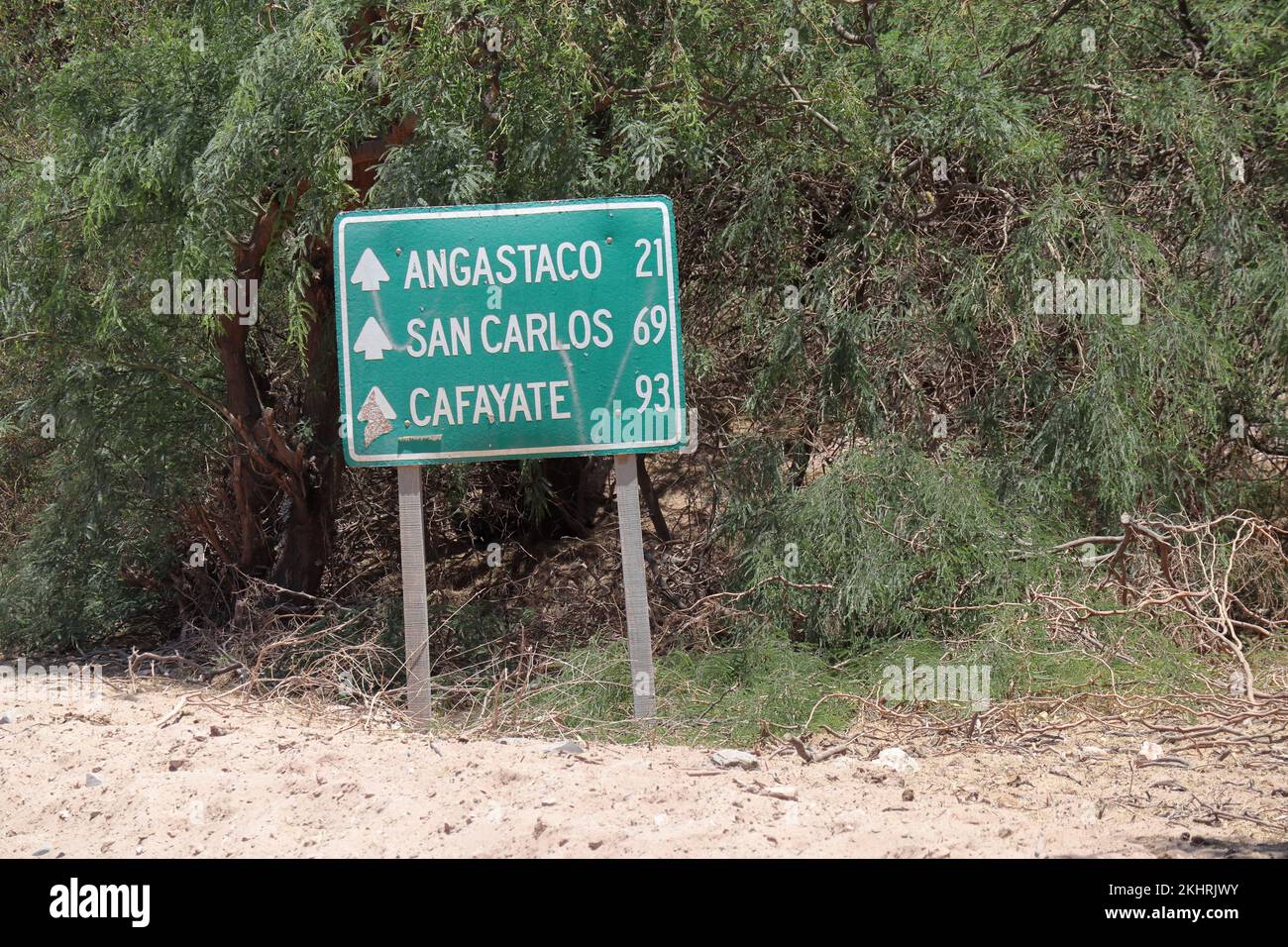 Indikatives Straßenbrett an der Ruta 40, Route 40, mythischer Highway im Norden argentiniens Stockfoto