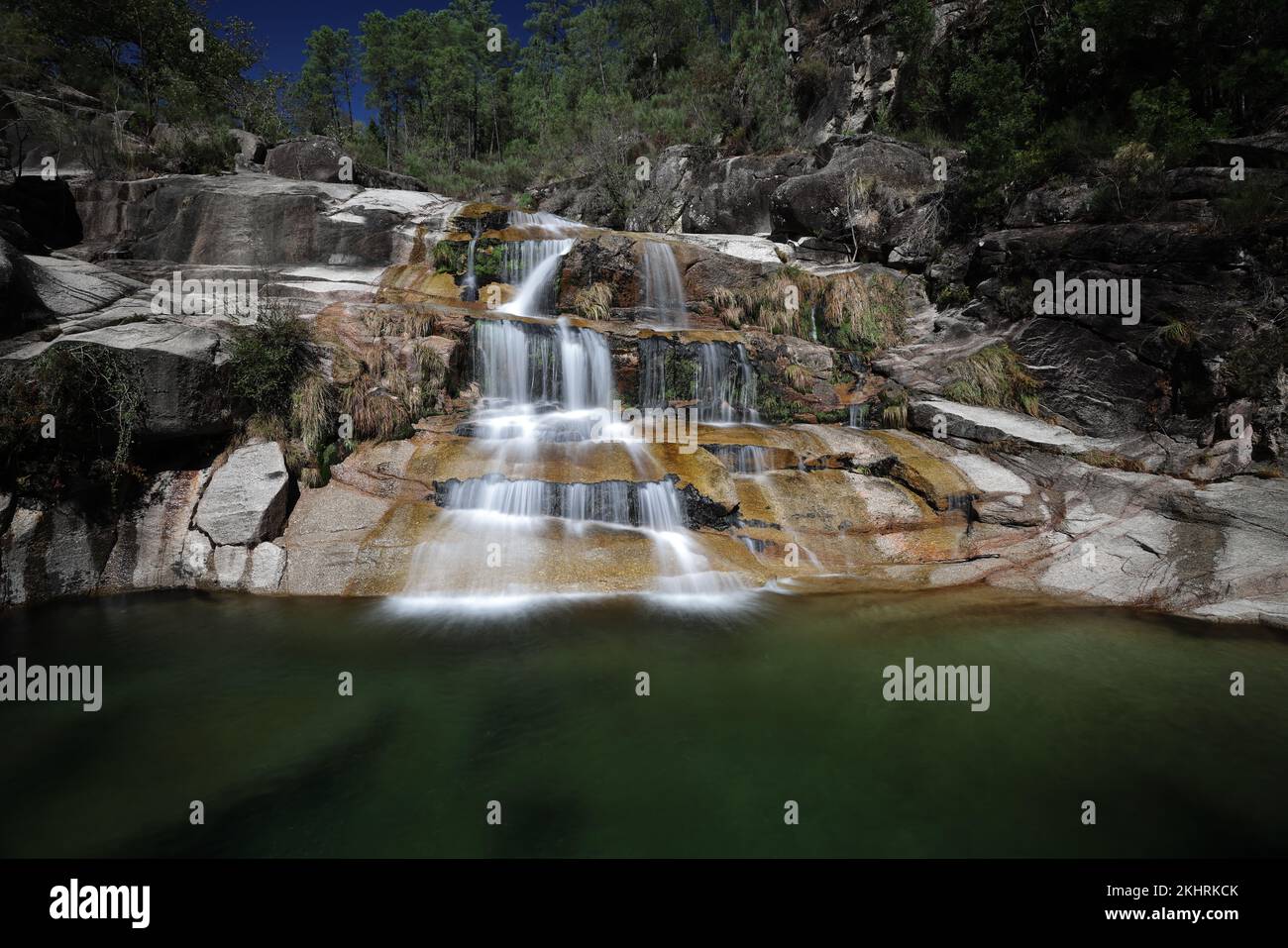 Blick auf die Cascata Fecha de Barjas Wasserfälle im Peneda-Geres Nationalpark in Portugal Stockfoto