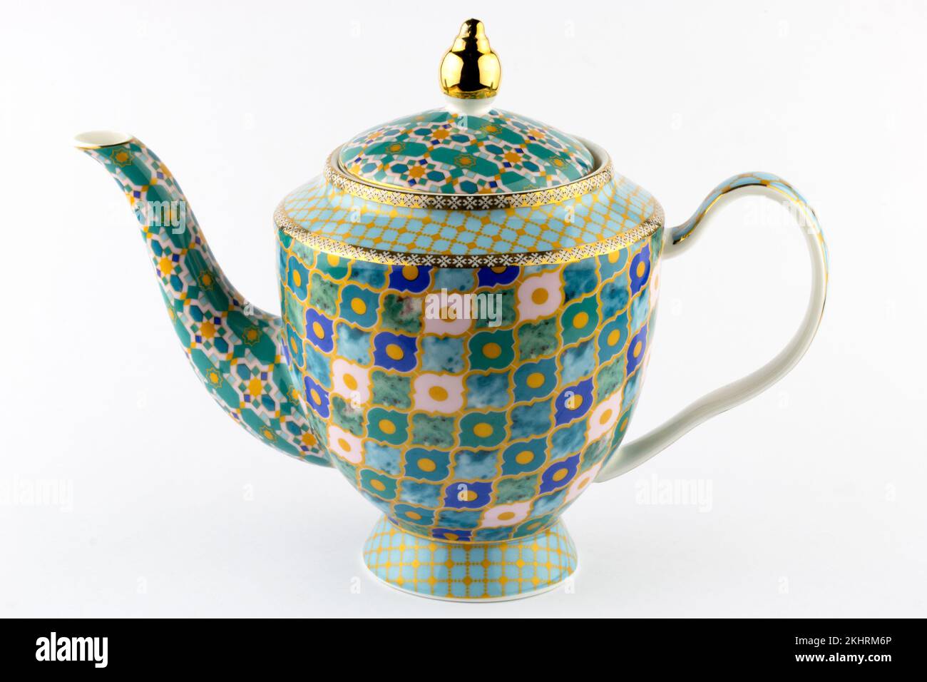 Porzellan-Teekanne mit goldenen und blauen, grünen Mustern, isoliert auf Weiß Stockfoto