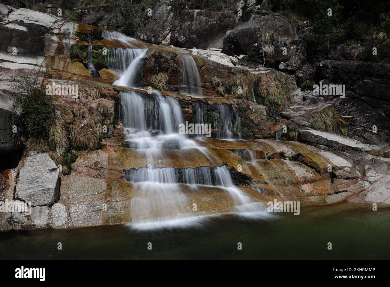 Blick auf die Cascata Fecha de Barjas Wasserfälle im Peneda-Geres Nationalpark in Portugal Stockfoto