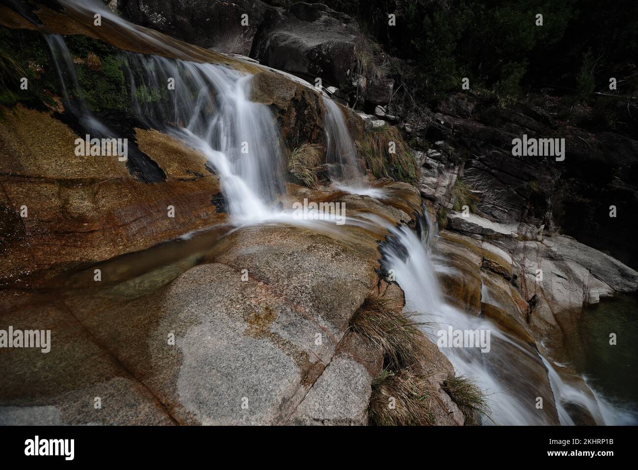 Blick auf die Cascata Fecha de Barjas Wasserfälle im Peneda-Geres Nationalpark in Portugal Stockfoto