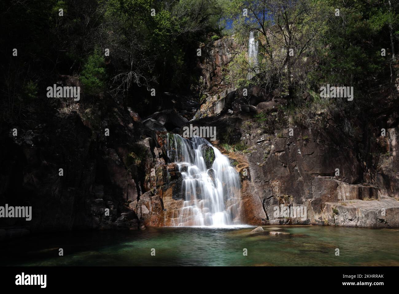 Blick auf die Cascata Fecha de Barjas Wasserfälle im Peneda-Geres Nationalpark in Portugal Stockfoto