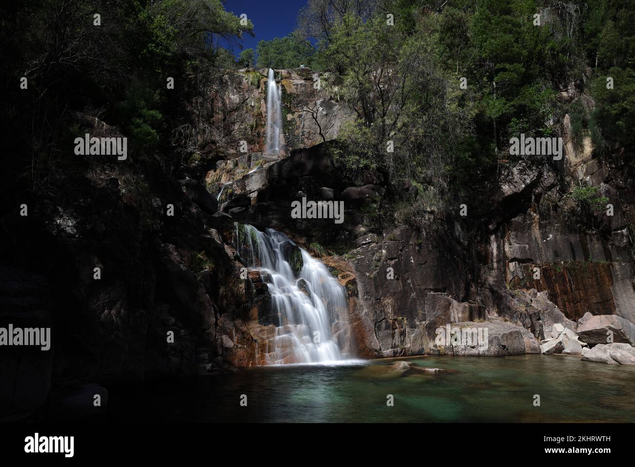 Blick auf die Cascata Fecha de Barjas Wasserfälle im Peneda-Geres Nationalpark in Portugal Stockfoto