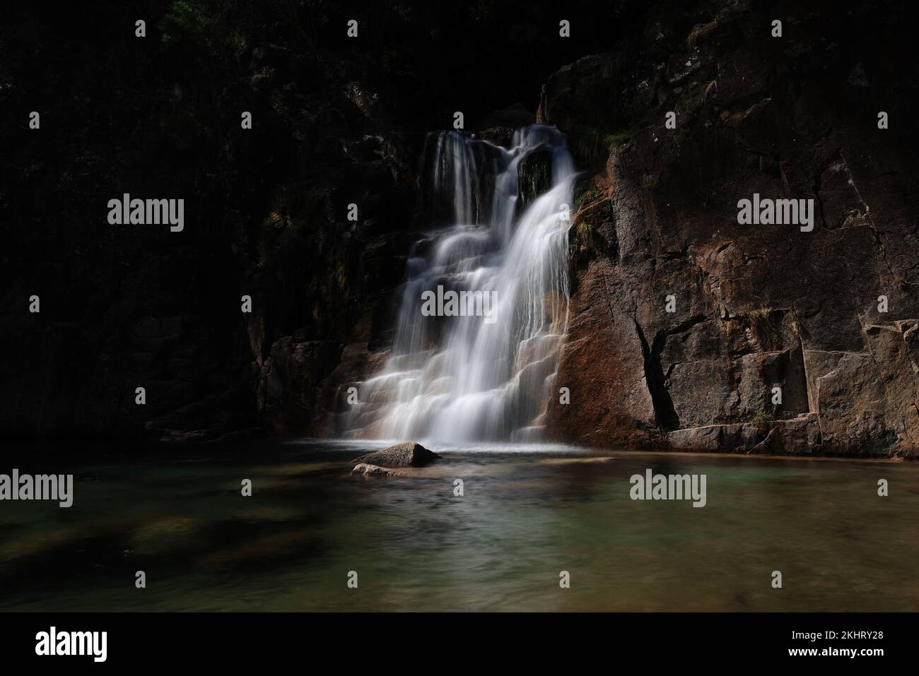 Blick auf die Cascata Fecha de Barjas Wasserfälle im Peneda-Geres Nationalpark in Portugal Stockfoto