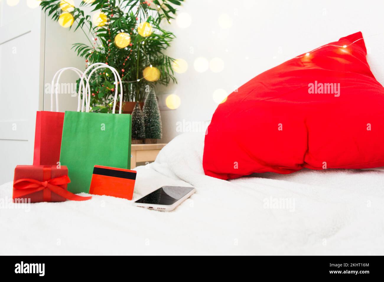 Weihnachten Hintergrund mit Geschenktüten. Weihnachtsverkauf und Shopping-Konzept Stockfoto