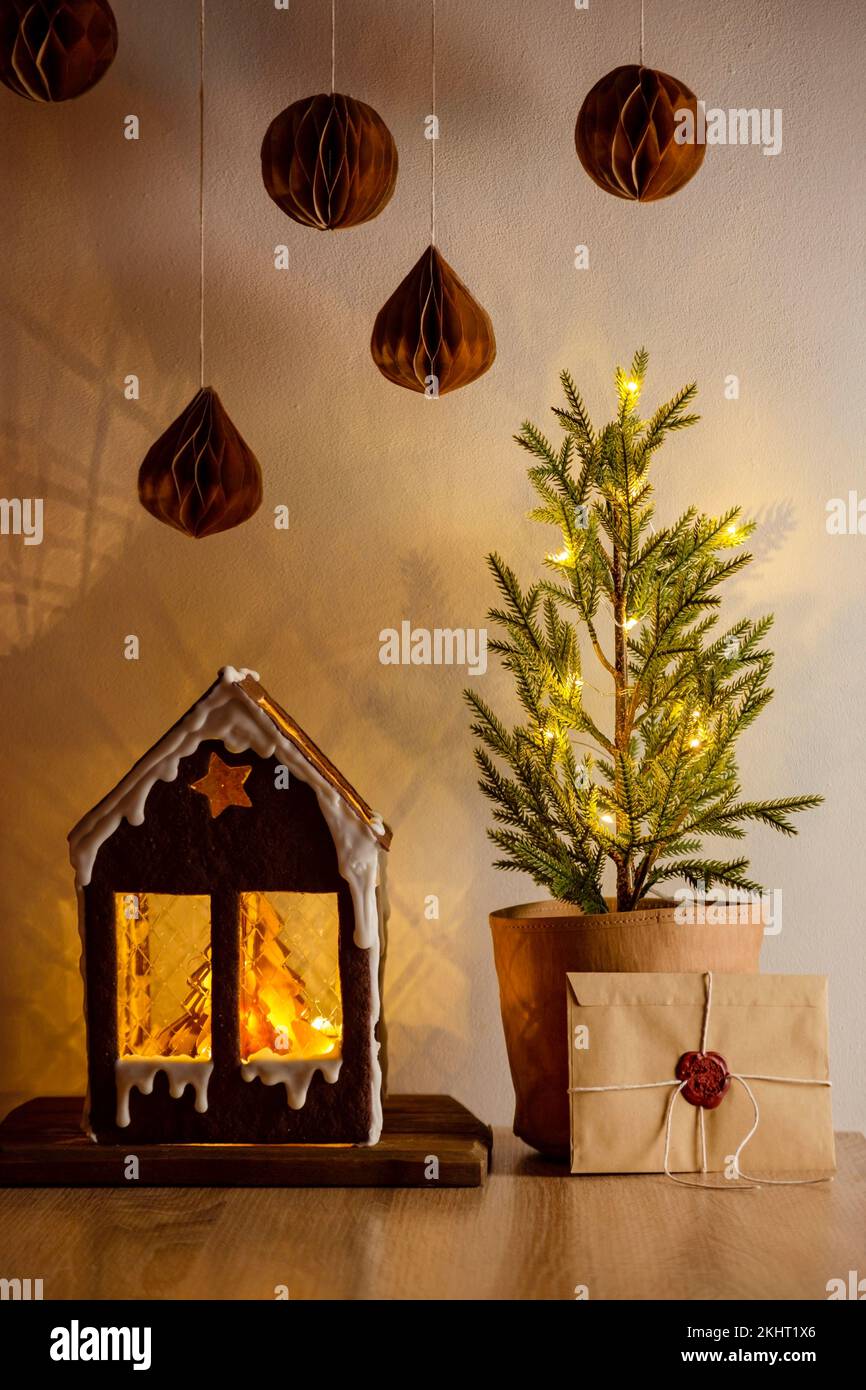 Lebkuchenhaus und hausgemachte umweltfreundliche Weihnachtsdekor. Stockfoto