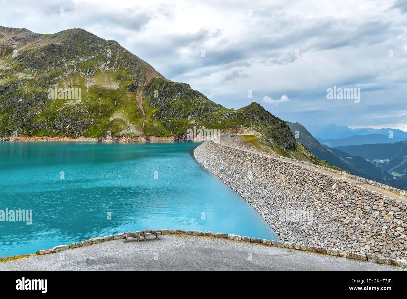 Finstertaler Reservoir in den österreichischen Alpen mit blauem Wasser und wunderschönen Bergen rundherum Stockfoto