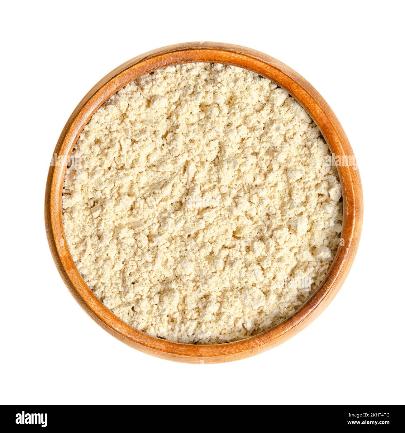 Sojamehl in einer Holzschüssel. Aus geschälten, gerösteten Sojabohnen, fein zu Mehl gemahlen. Wird zum Kochen und für Sojaproteinisolat verwendet. Stockfoto