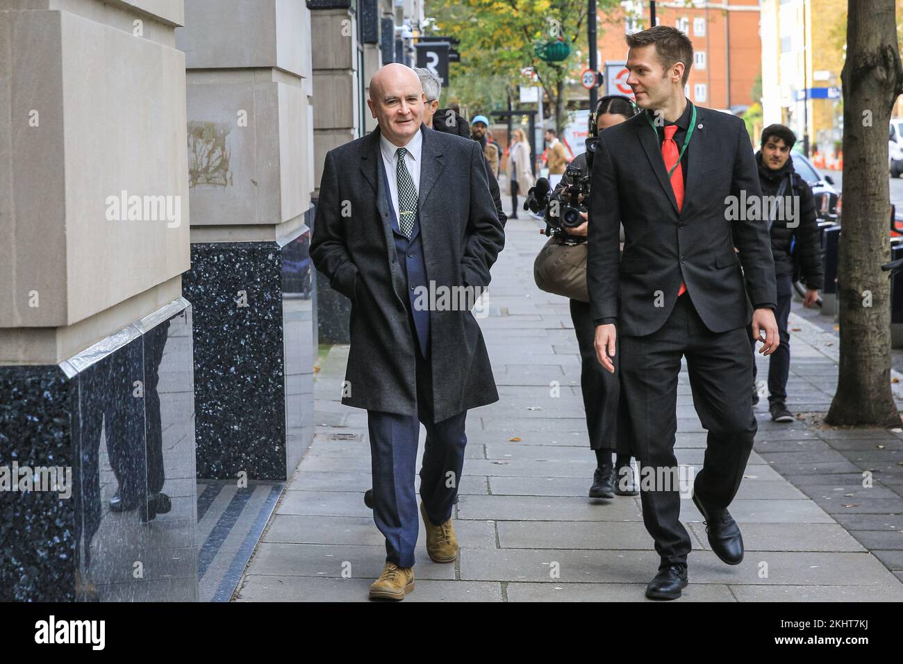 Westminster, London, Großbritannien. 24.. November 2022. Mick Lynch kommt. Um angekündigte Verkehrsstreiks in der Zeit vor Weihnachten zu verhindern, trifft Verkehrsminister Mark Harper heute mit dem Generalsekretär der Nationalen Union der Eisenbahn-, See- und Transportarbeiter (RMT) Mick Lynch zusammen, um ein potenzielles Chaos im Urlaubsverkehr zu vermeiden. Die Sitzung findet im Verkehrsministerium statt. Kredit: Imageplotter/Alamy Live News Stockfoto