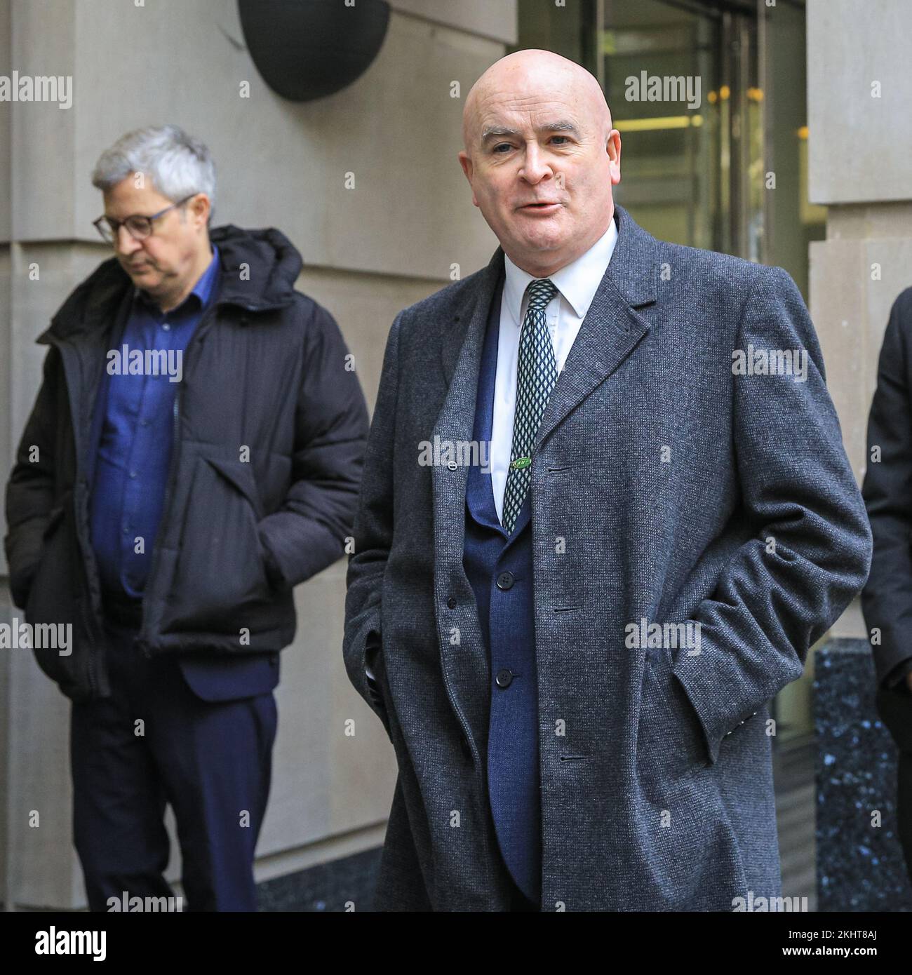 Westminster, London, Großbritannien. 24.. November 2022. Mick Lynch kommt. Um angekündigte Verkehrsstreiks in der Zeit vor Weihnachten zu verhindern, trifft Verkehrsminister Mark Harper heute mit dem Generalsekretär der Nationalen Union der Eisenbahn-, See- und Transportarbeiter (RMT) Mick Lynch zusammen, um ein potenzielles Chaos im Urlaubsverkehr zu vermeiden. Die Sitzung findet im Verkehrsministerium statt. Kredit: Imageplotter/Alamy Live News Stockfoto