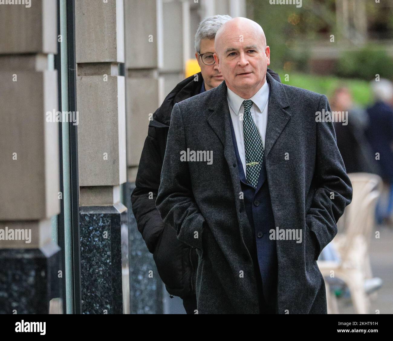 Westminster, London, Großbritannien. 24.. November 2022. Mick Lynch kommt. Um angekündigte Verkehrsstreiks in der Zeit vor Weihnachten zu verhindern, trifft Verkehrsminister Mark Harper heute mit dem Generalsekretär der Nationalen Union der Eisenbahn-, See- und Transportarbeiter (RMT) Mick Lynch zusammen, um ein potenzielles Chaos im Urlaubsverkehr zu vermeiden. Die Sitzung findet im Verkehrsministerium statt. Kredit: Imageplotter/Alamy Live News Stockfoto